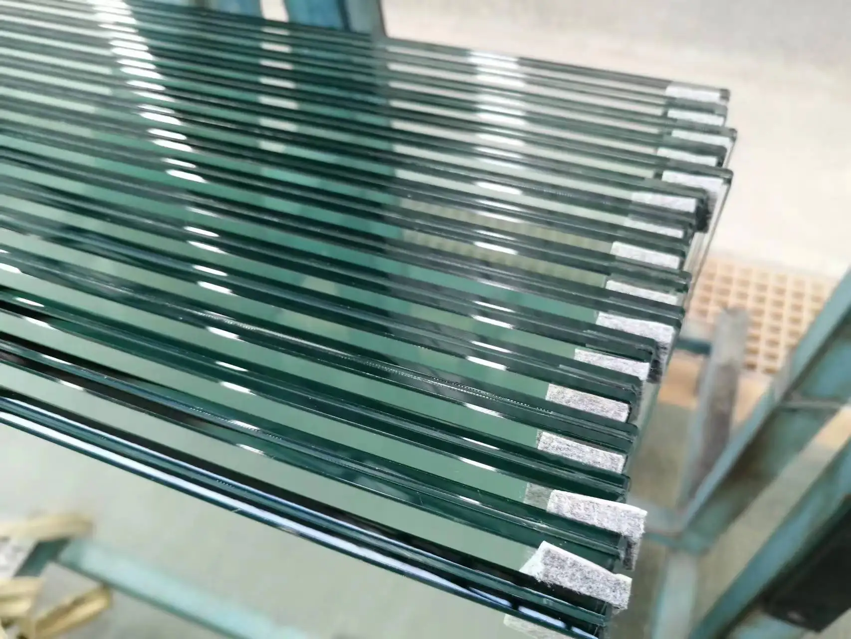 Manufacturer low price quality white window Pvb reflective three layer tempered laminated glass