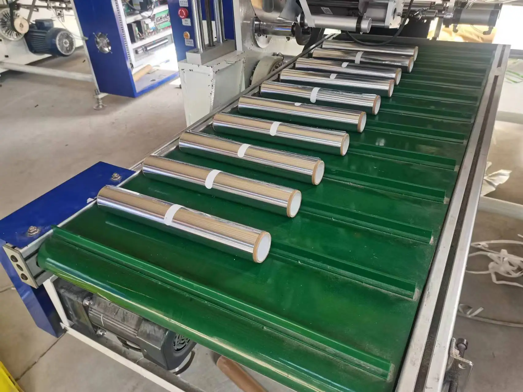 Easy to operate high output foil rewinder kitchen aluminum foil rewinding machine