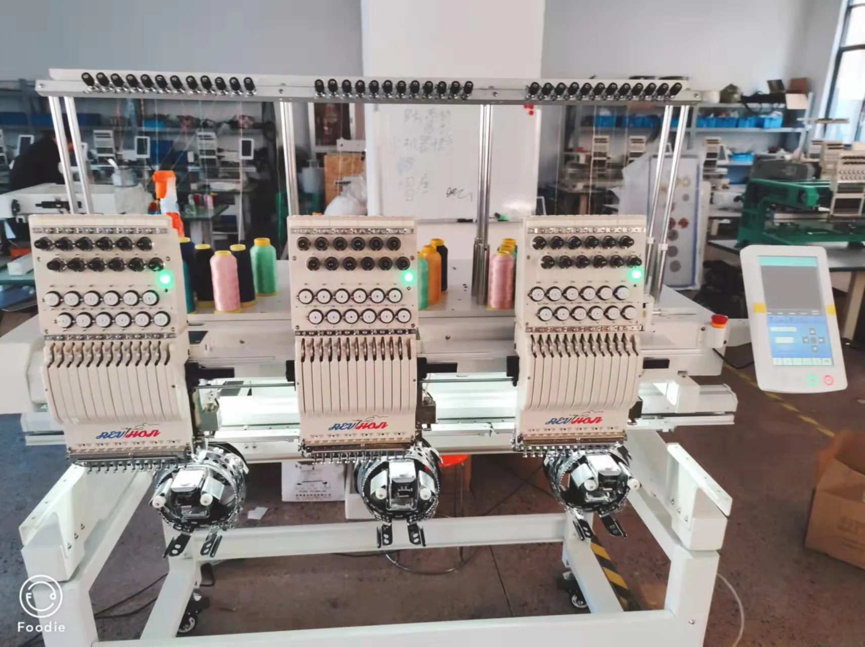 Professional QHM 3 head embroidery machine with 9/12/15needles