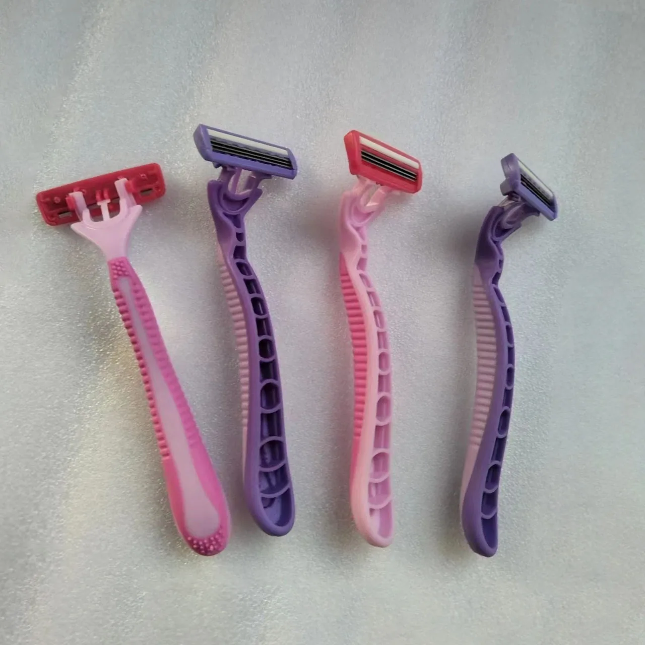 Triple 3 blade razor with pivoting head shaving razor with lubricant strip and stainless steel razor blade