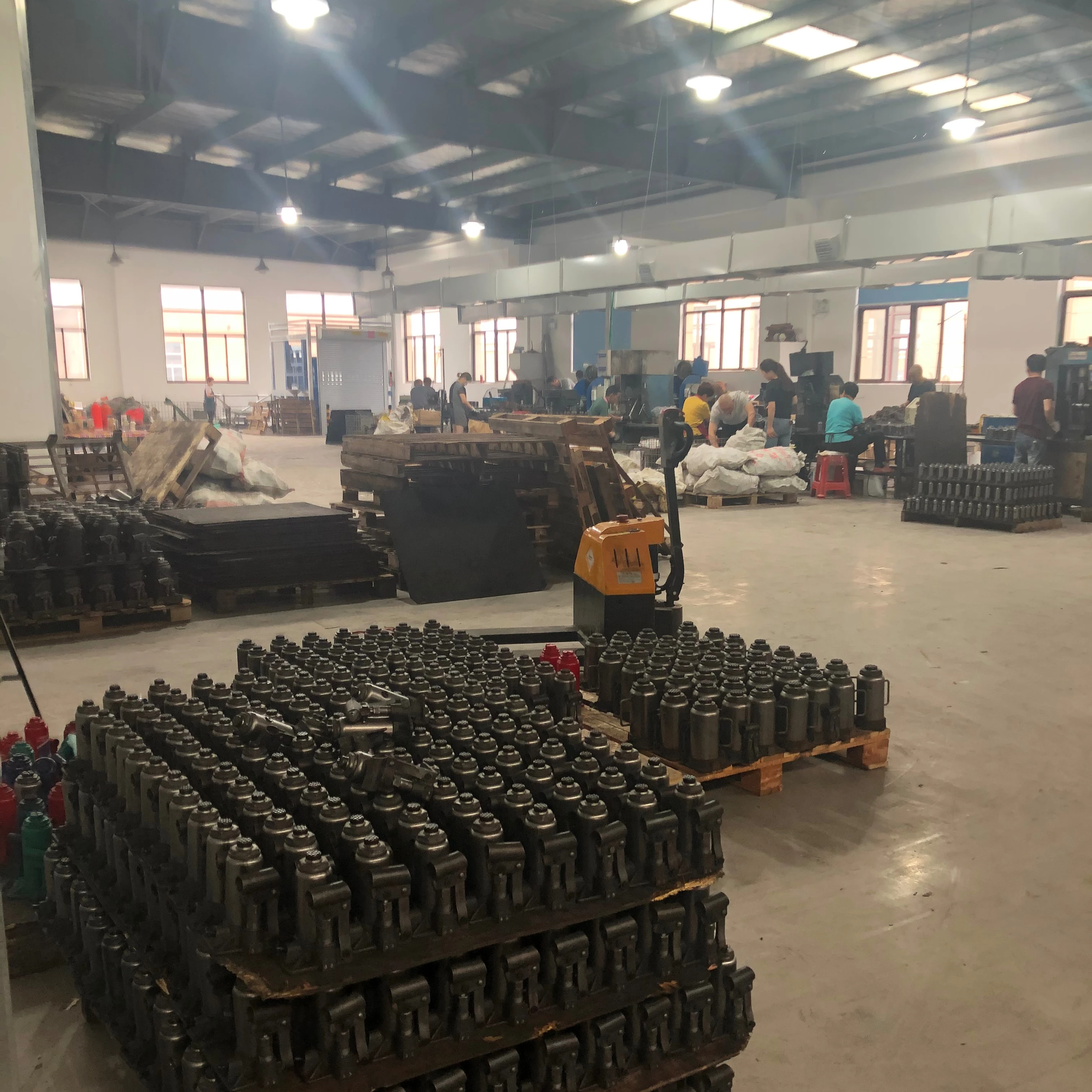 Mini Portable Easy Storage Vehicle Repair Tools  Short Auto Hydraulic Floor Jack 2Ton  for Vehicle Repair and Lifting.