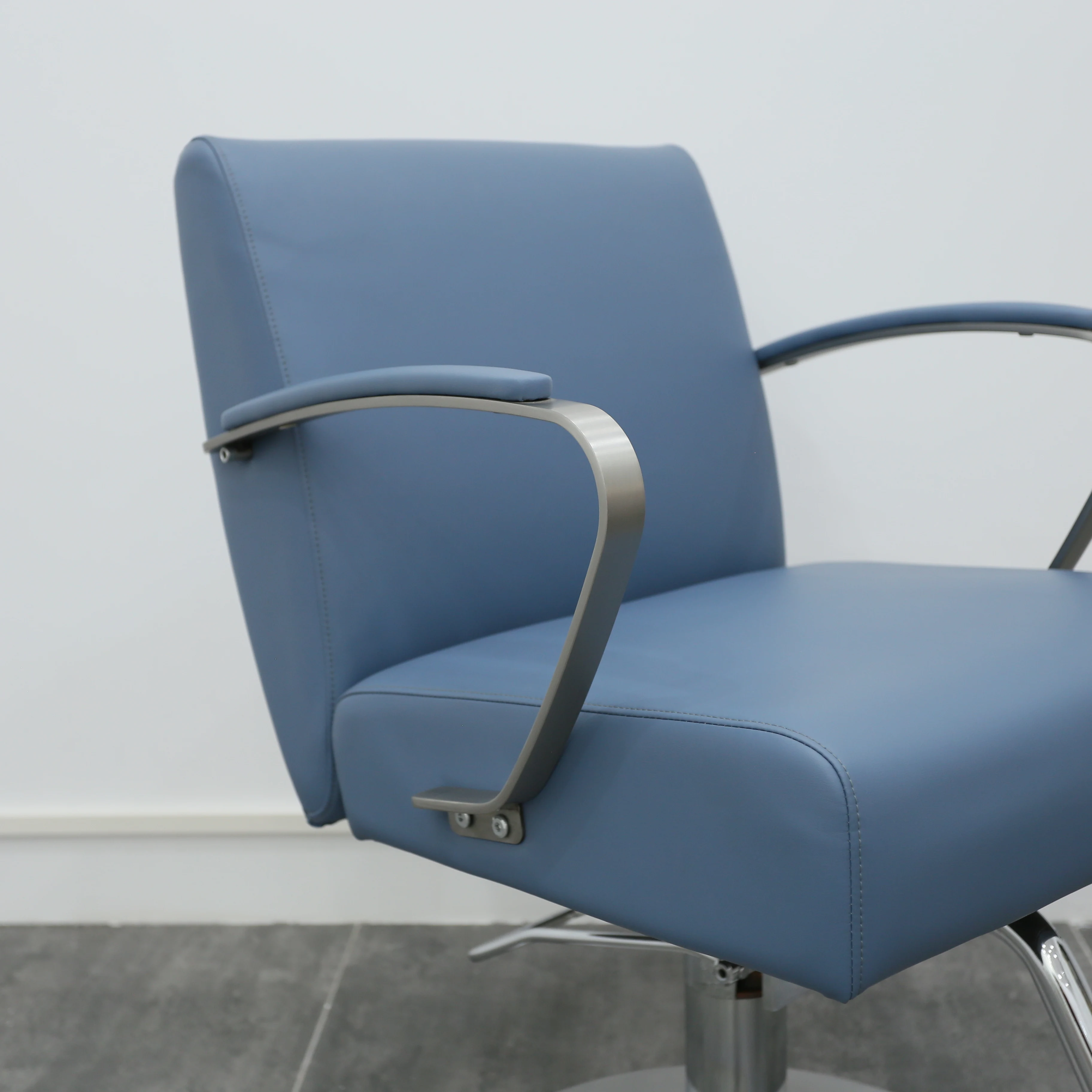 Factory Wholesale Price Dainty Hairdressing Square Base Hair Styling Equipment Styling Furniture Barber Chair Hair Salon