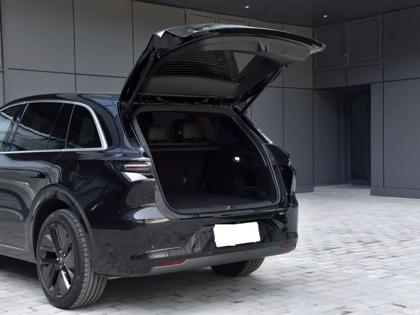2025 Lixiang L6 Luxury Electric SUV 4WD Hybrid Electric Car with Auto Gearbox New Energy Vehicle