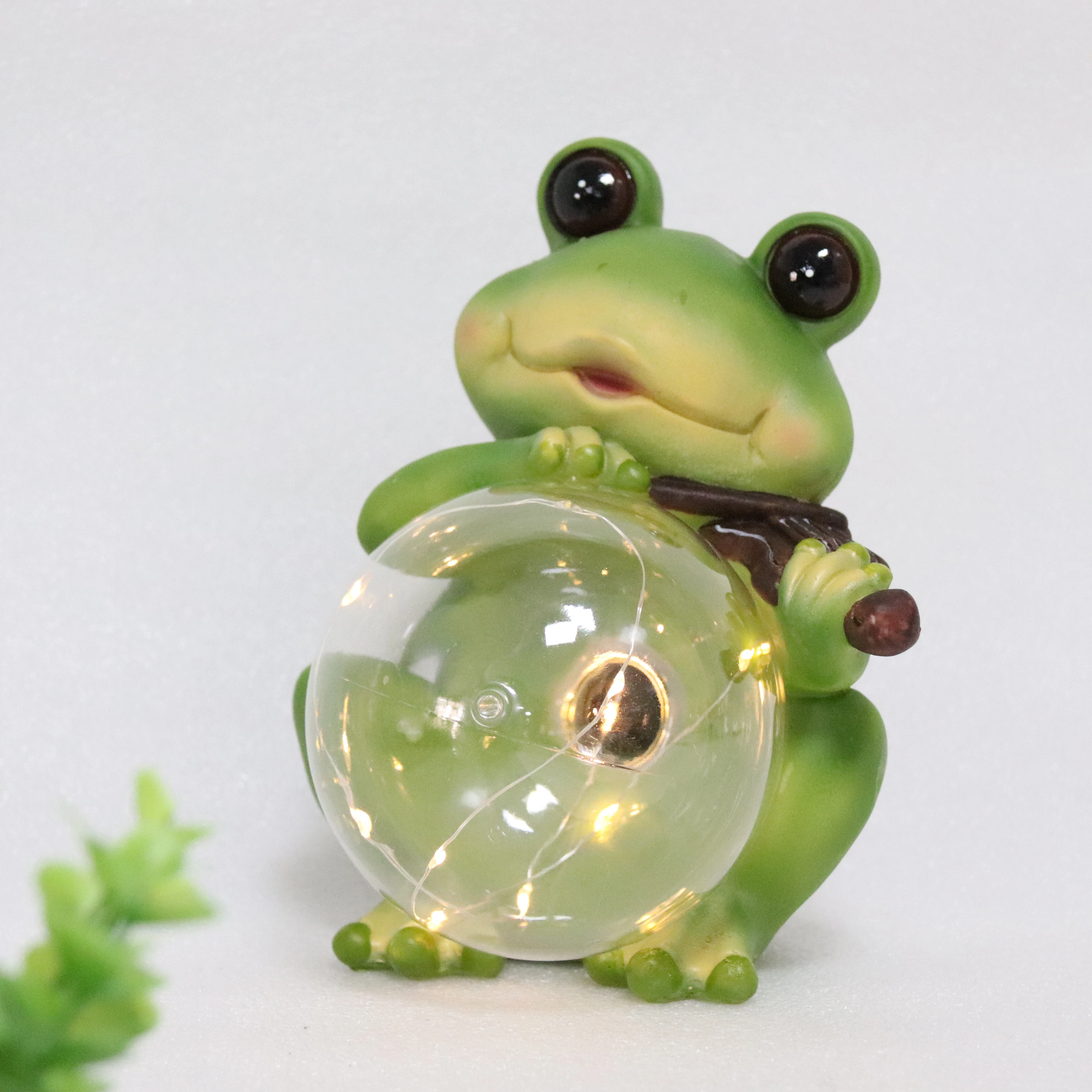 New Product Fashion Outdoor Garden Frog With Solar LED Light Solar Glass Ball For Garden Decoration Animal Craft