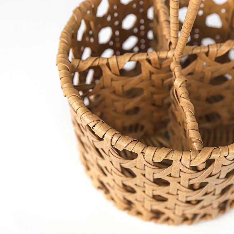 Hot Sale Classic Natural Handmade Bamboo Metal and PE Rattan Flatware Mini Picnic Basket for Candies and Storage