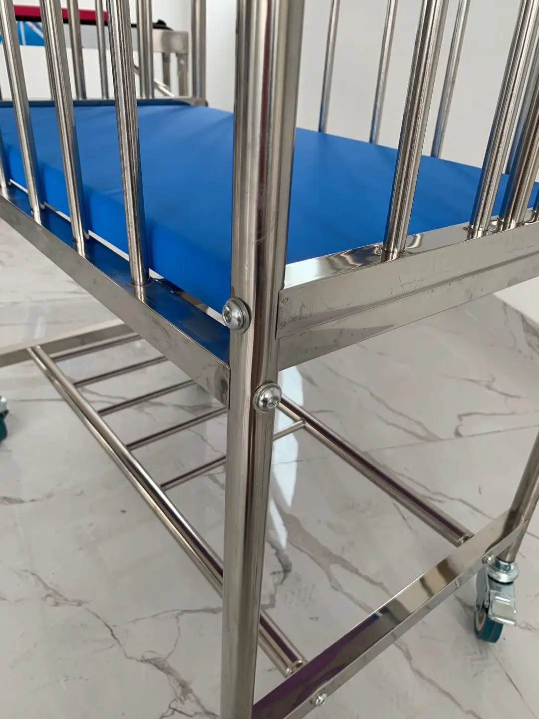 Больничная детская кровать из нержавеющей стали с матрасом