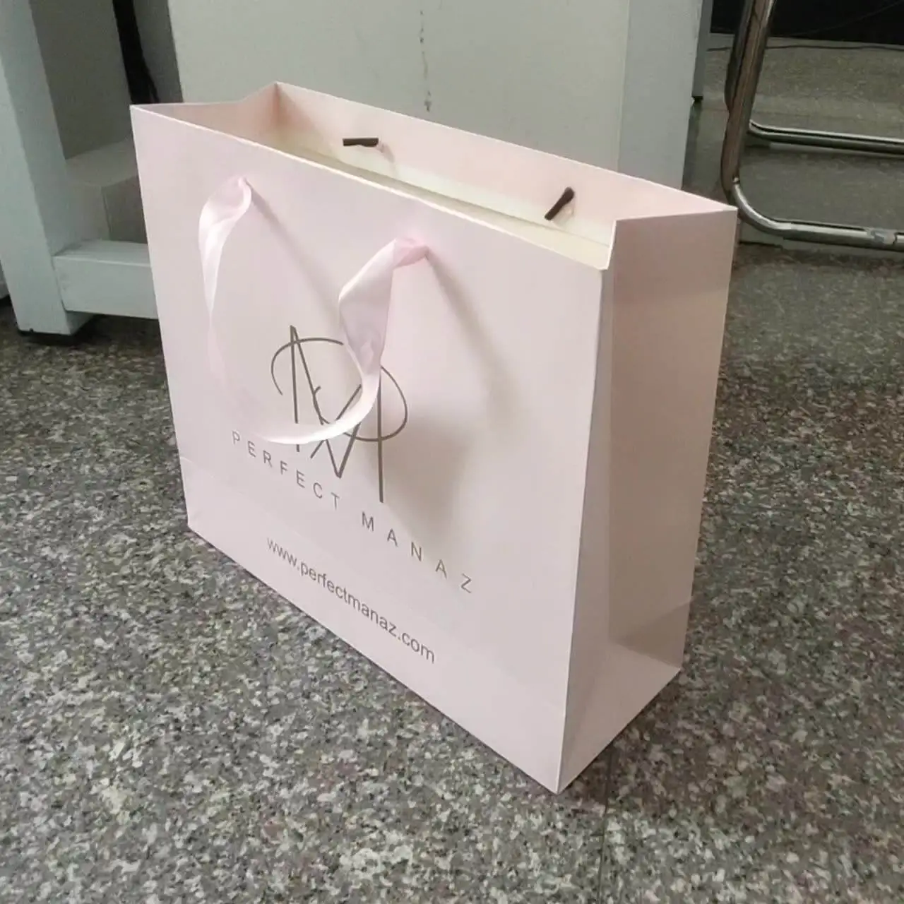 Оптовая продажа по заводской цене бумажные пакеты и коробка для одежды упаковка ювелирных изделий бумажный пакет покупок со скидкой