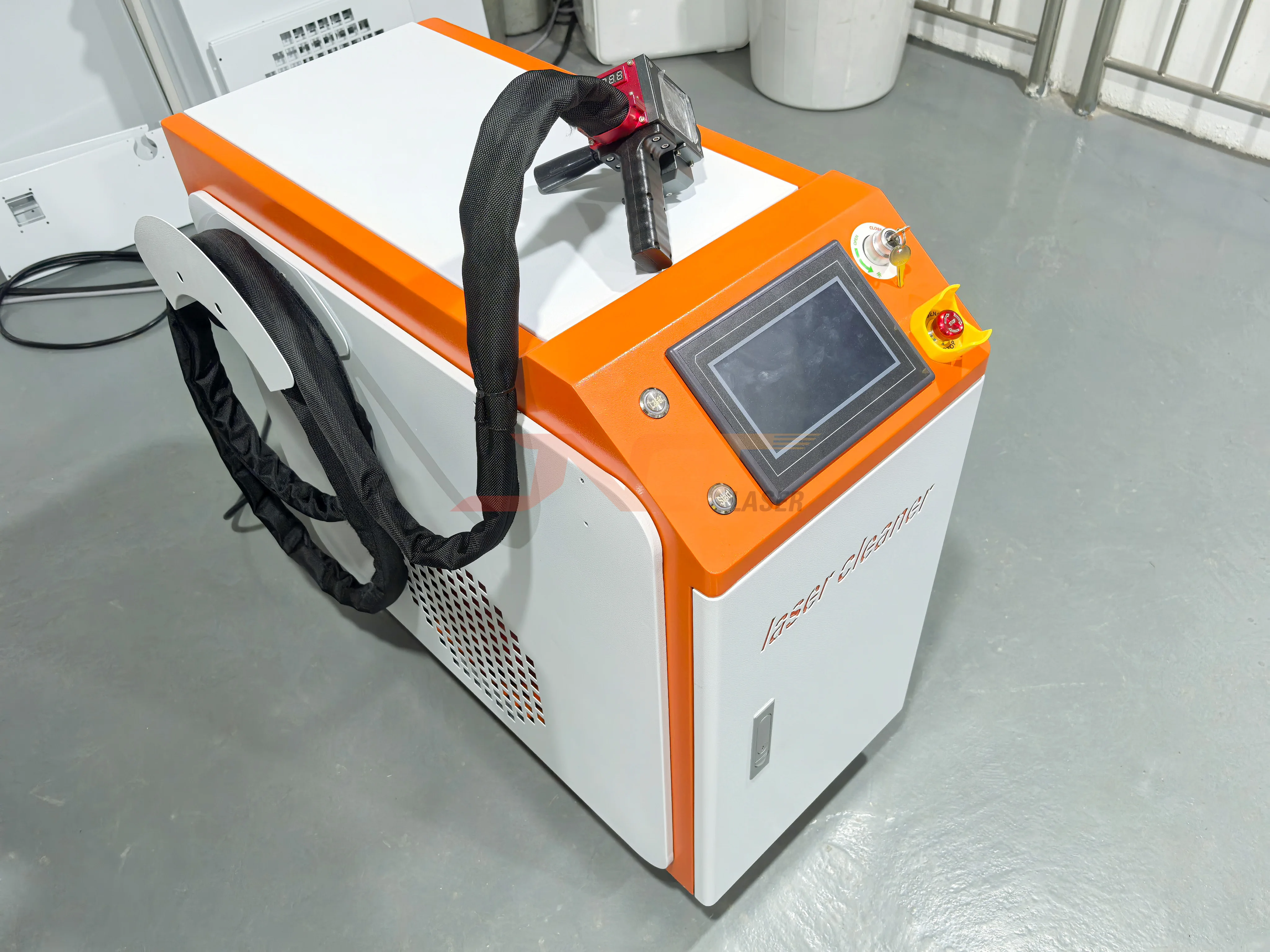 Handheld 100w 200W 300W  portable laser rust paint oil cleaning machine laser cleaning machine wood door