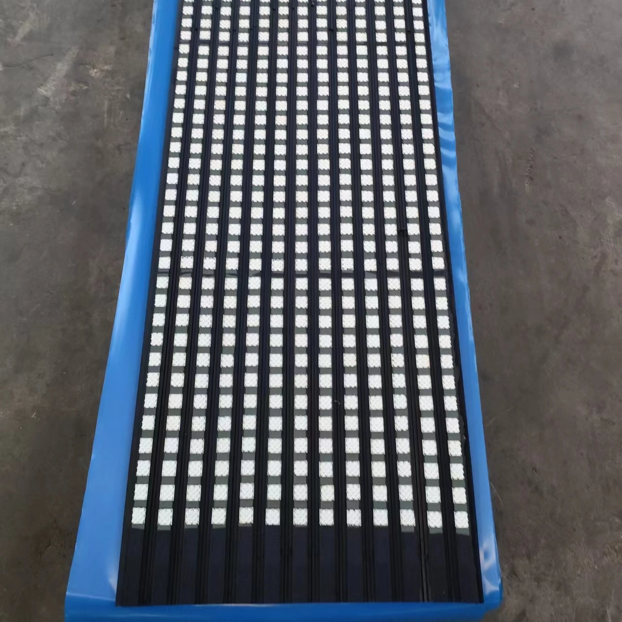 Slip abrasion resistant ceramic lagging rubber sheet for belt pulley
