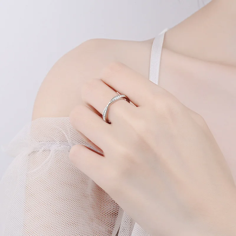 Stylish and Minimalist 925 Silver Fine Jewelry Ring with Moissanite for Women