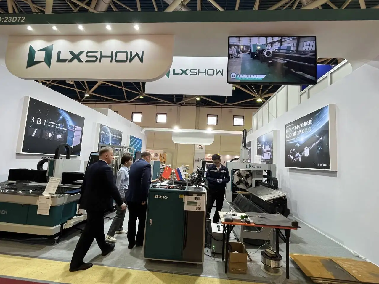 High Precision 2000w Metal Pipe Tube 4000w Fiber Laser Cutting Machine For Carbon Steel Stainless Steel Processing