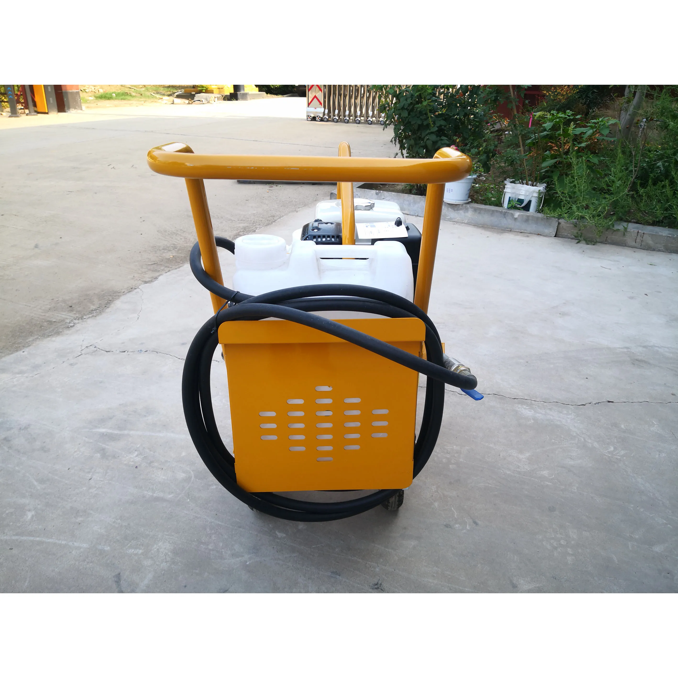 Free Delivery of Small Asphalt Spreader 18H Power Emulsified Asphalt Spraying Equipment