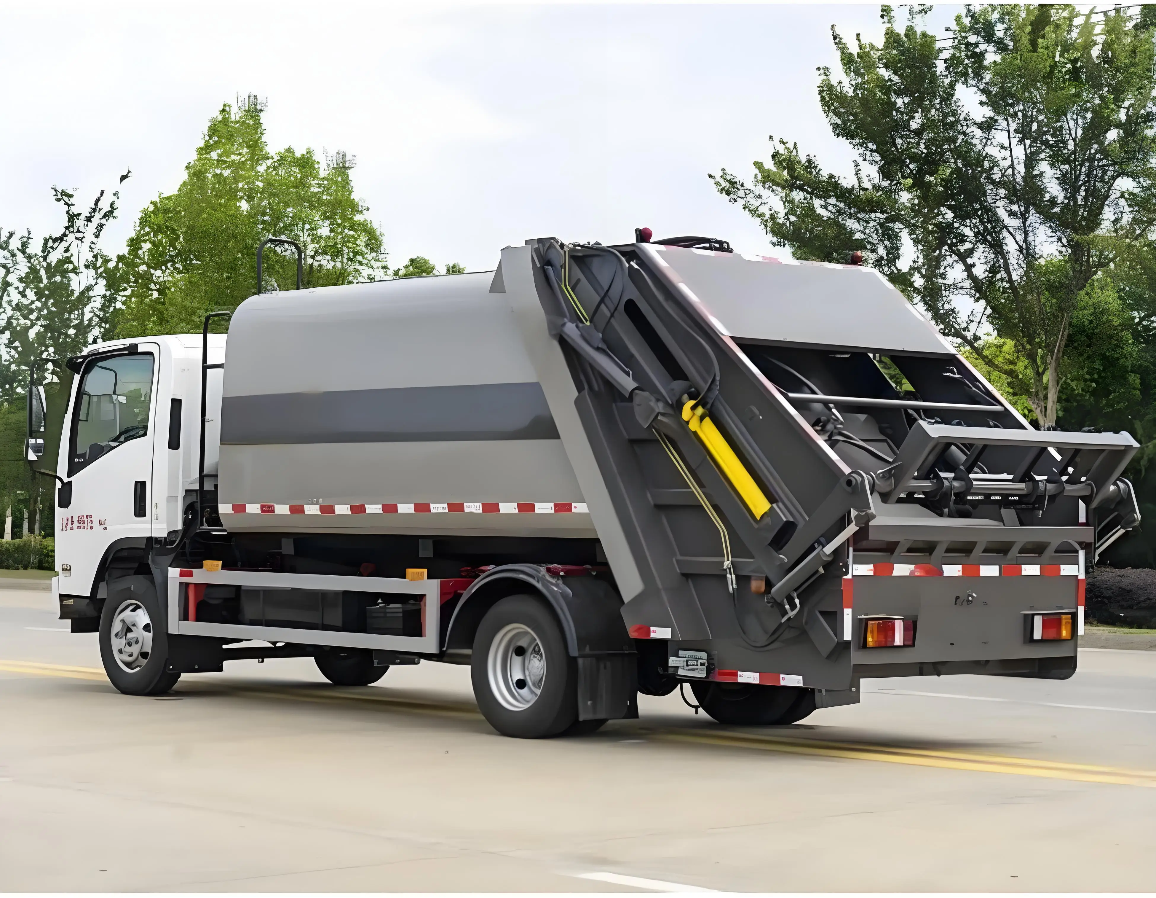 The Plant Directly Sells High-capacity Garbage Collection Trucks :4 X2 Compressed Vehicles