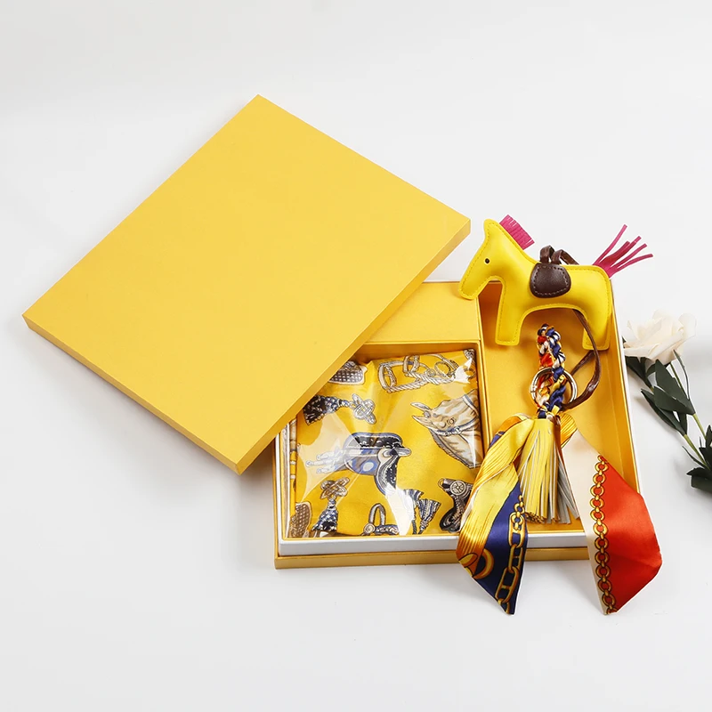 2021 New custom gifts ladies gift set for valentine gifts 100% silk scarf with horse key chain