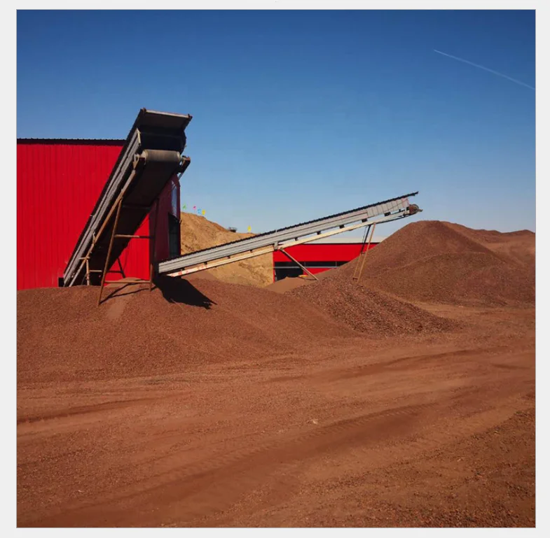 Внутренний двор расположен с большим количеством дешевой лавы пемзы/вулканической породы Красной вулканической породы, произведенной в Китае