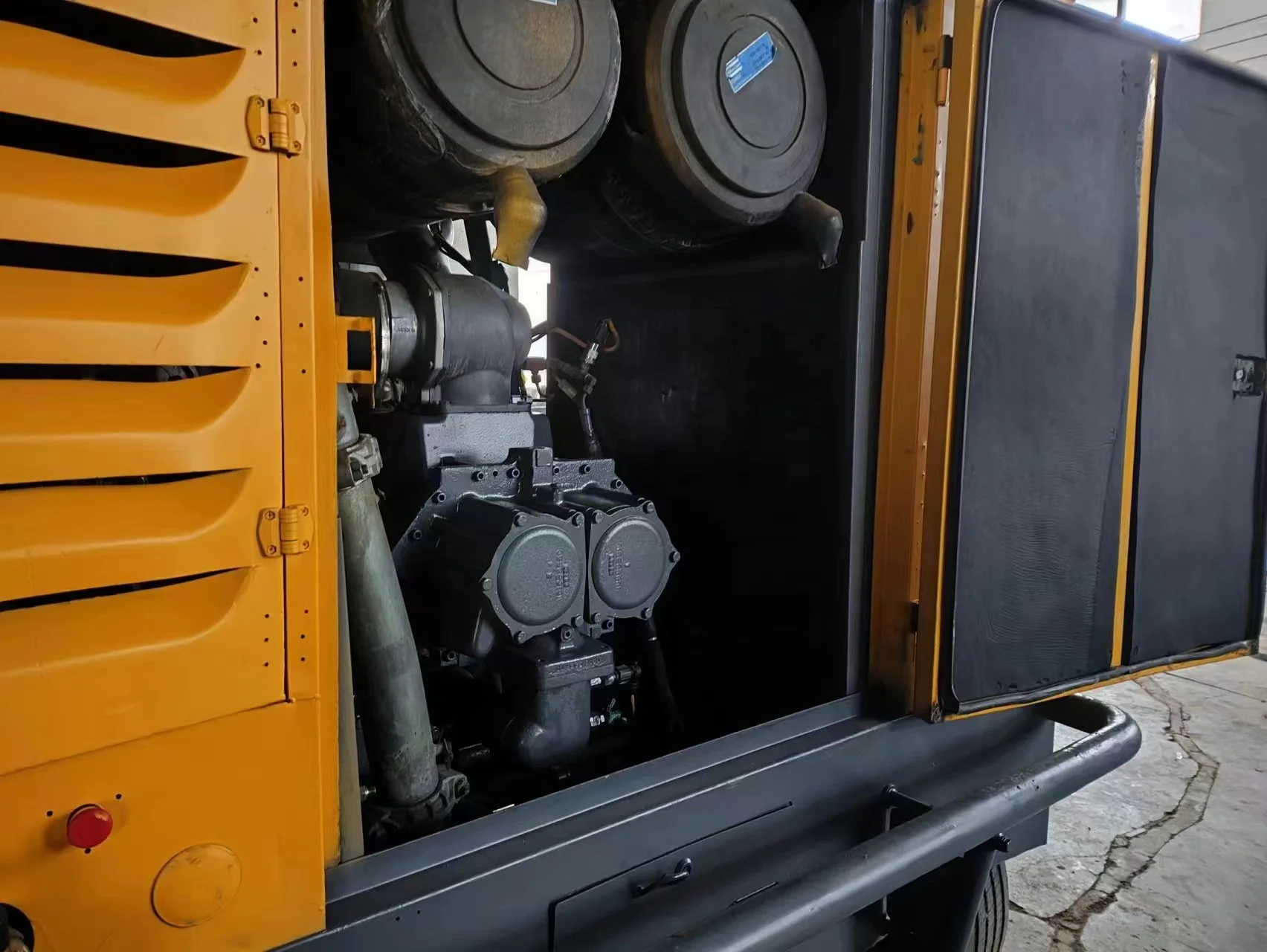 Используется atlas copco дешевая цена портативный винтовой дизельный компрессор для продажи