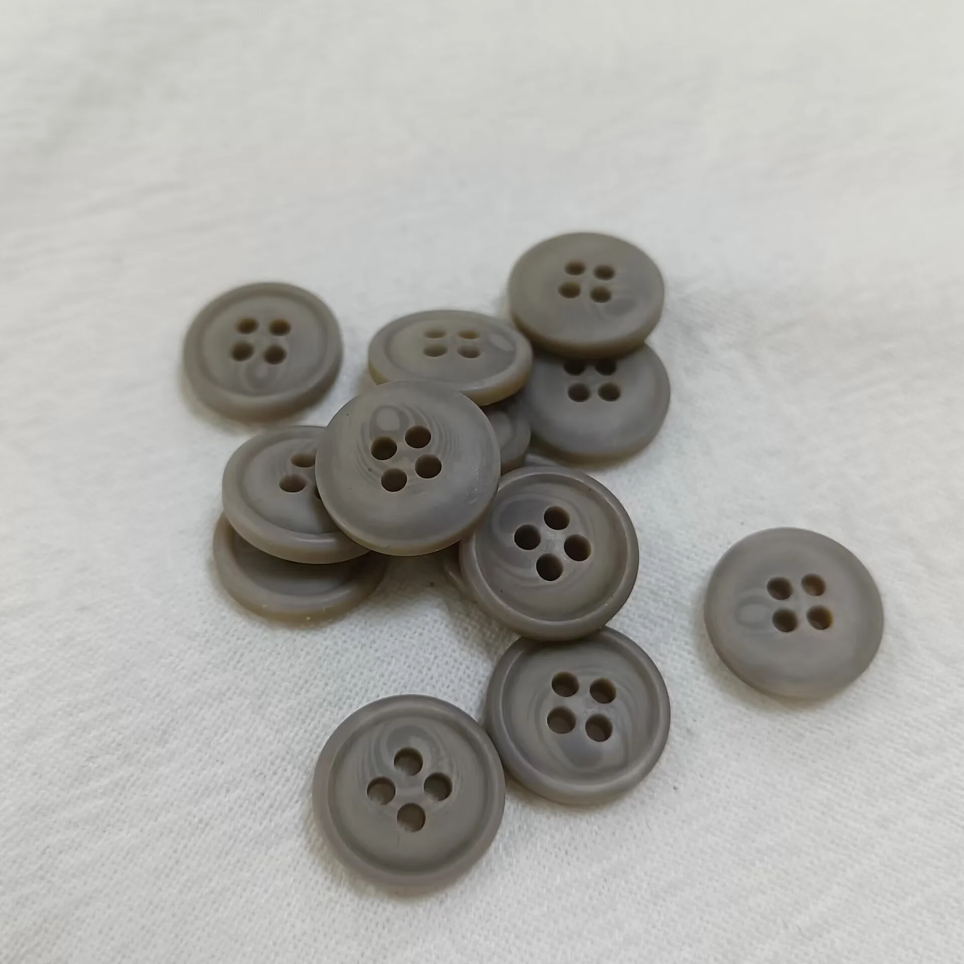 Популярная на заказ пуговица из смолы размером 12 мм и 14 мм с 4 отверстиями для женских рубашек