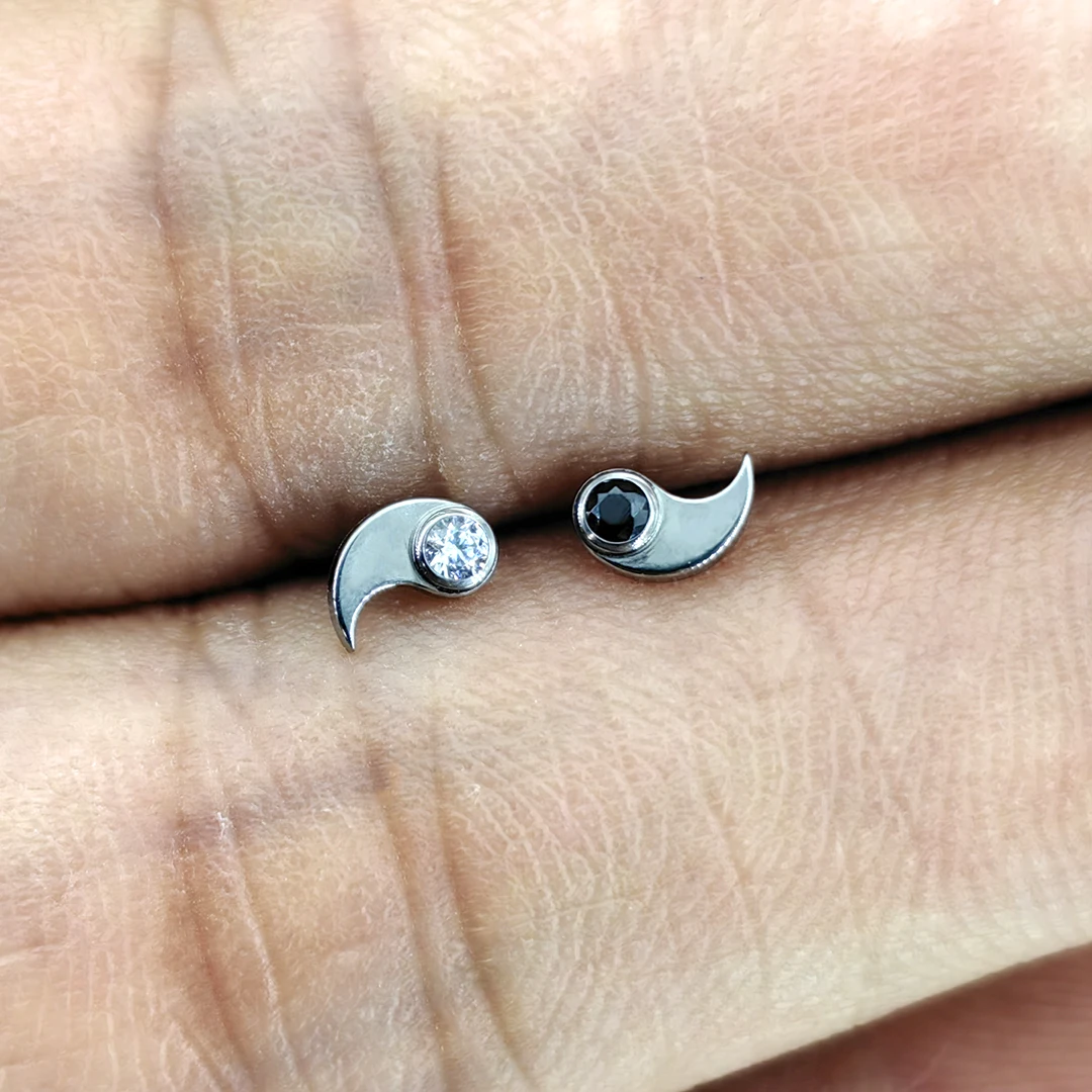 Calendo Yin Yang Body Piercing Jewlery ASTM F136 Implant Grade Titanium Internally Threaded 16G Piercing Labret End