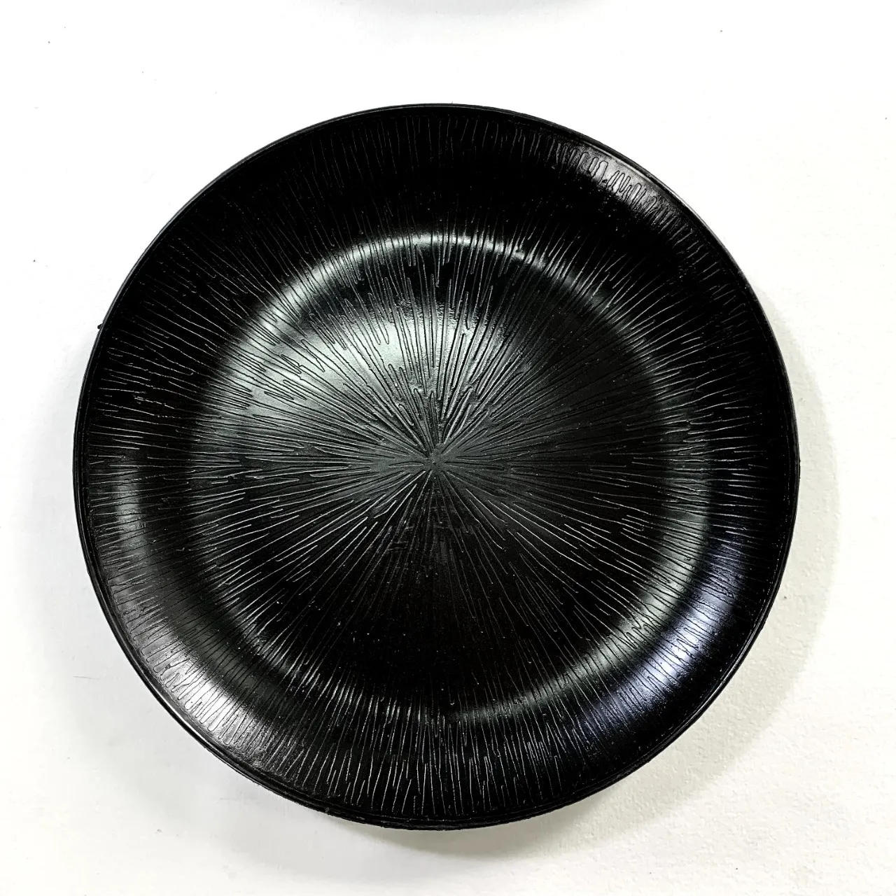 2025 simple design wholesale one side painting gold table decoration round 13 inch plastic charger plate