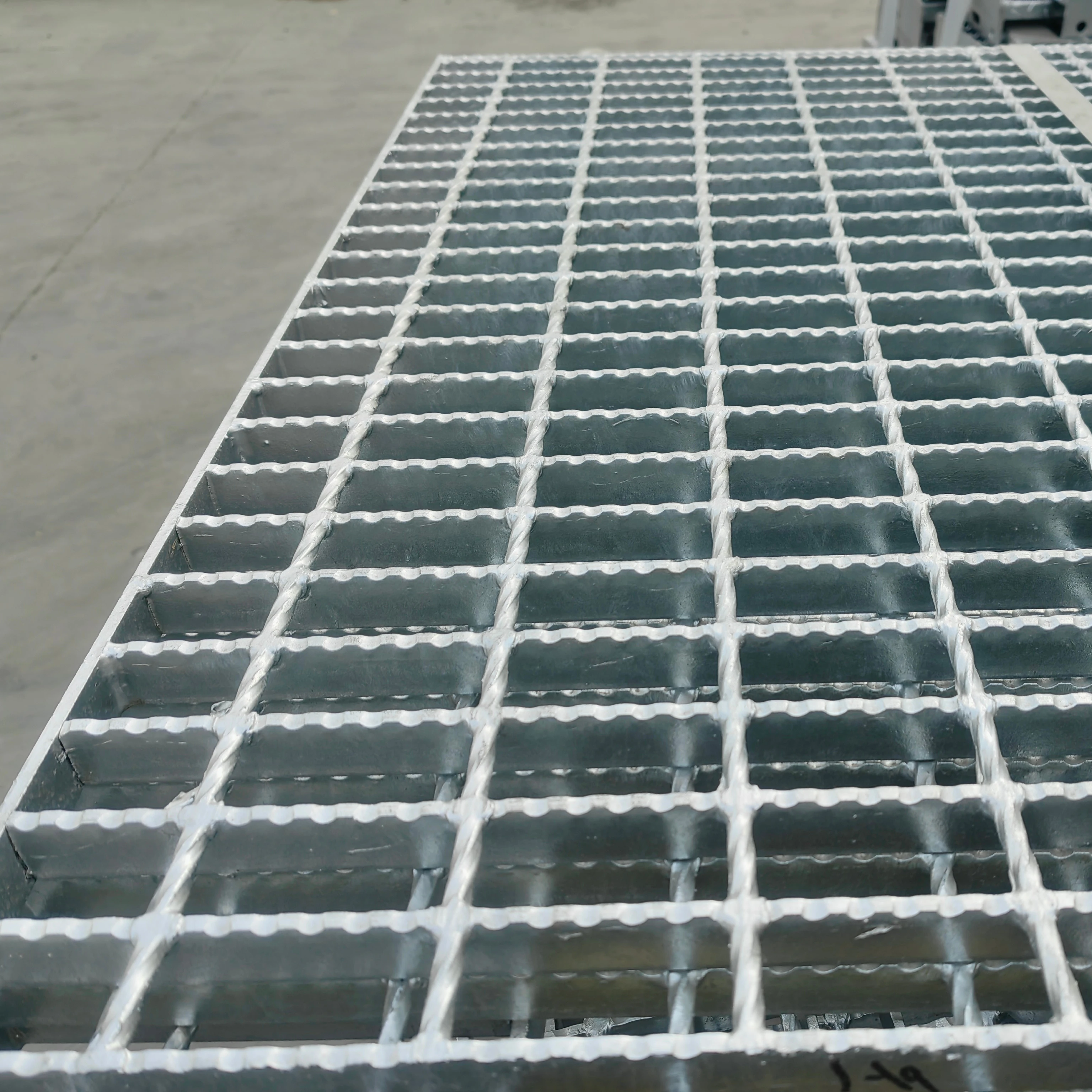 Specializing In The Production Of Steel Floor Drain Grille Swimming Pool Overflow Mesh Stair Tread Steel Grating