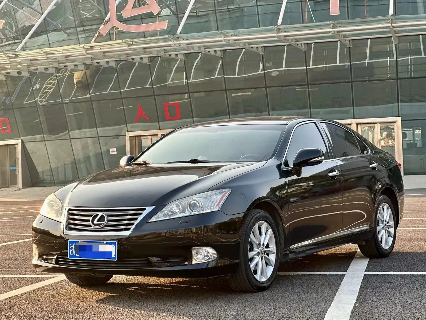 Подержанный 2010 Lexus ES 240 2.4L автомобиль