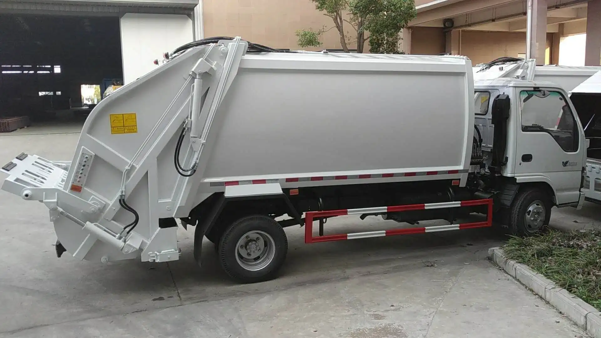 Japanese brand isuzu 4x2 garbage compactor truck waste Garbage Collection and Delivery Rubbish Truck
