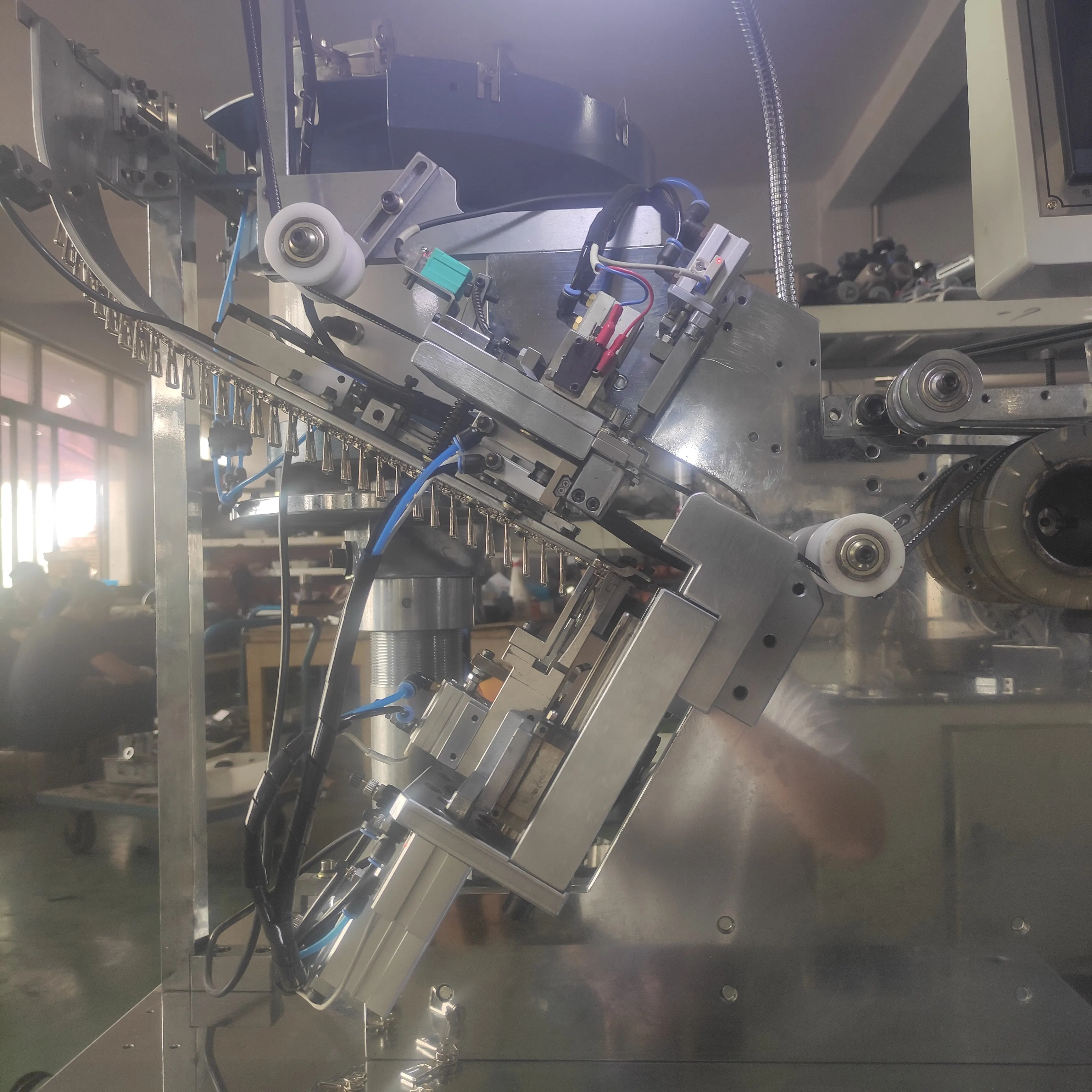 Fully automatic double-opening piercer machine for nylon zipper