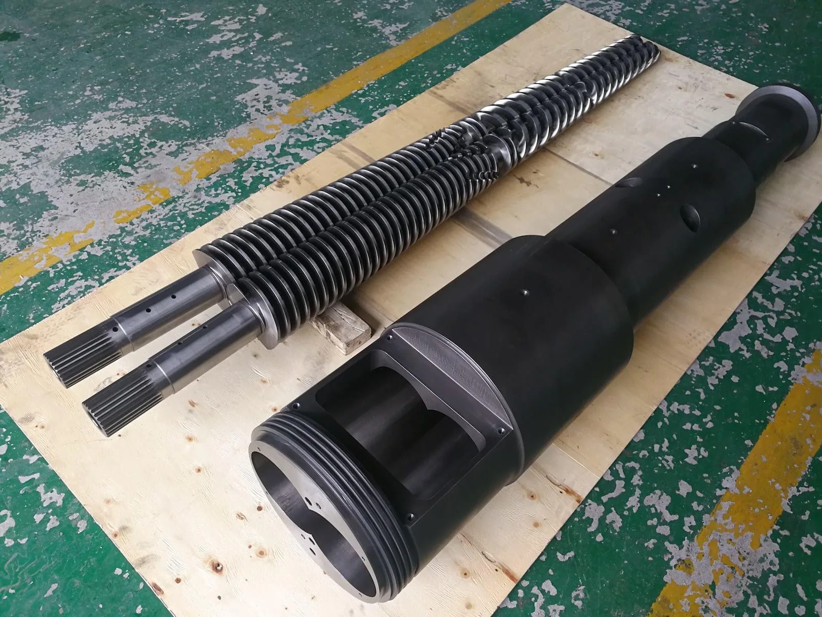 Cincinnati Bimetallic Conical Twin Screw and Barrel for PVC Pipe Board extruder