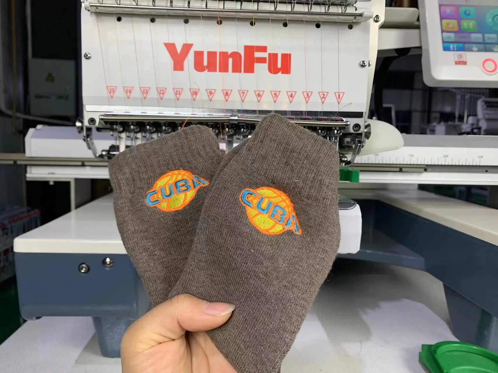 Вышивальная машина YunFu с одной головкой 2 года гарантии автоматическая компьютеризированная высокоточная вышивальная 1200 об/мин