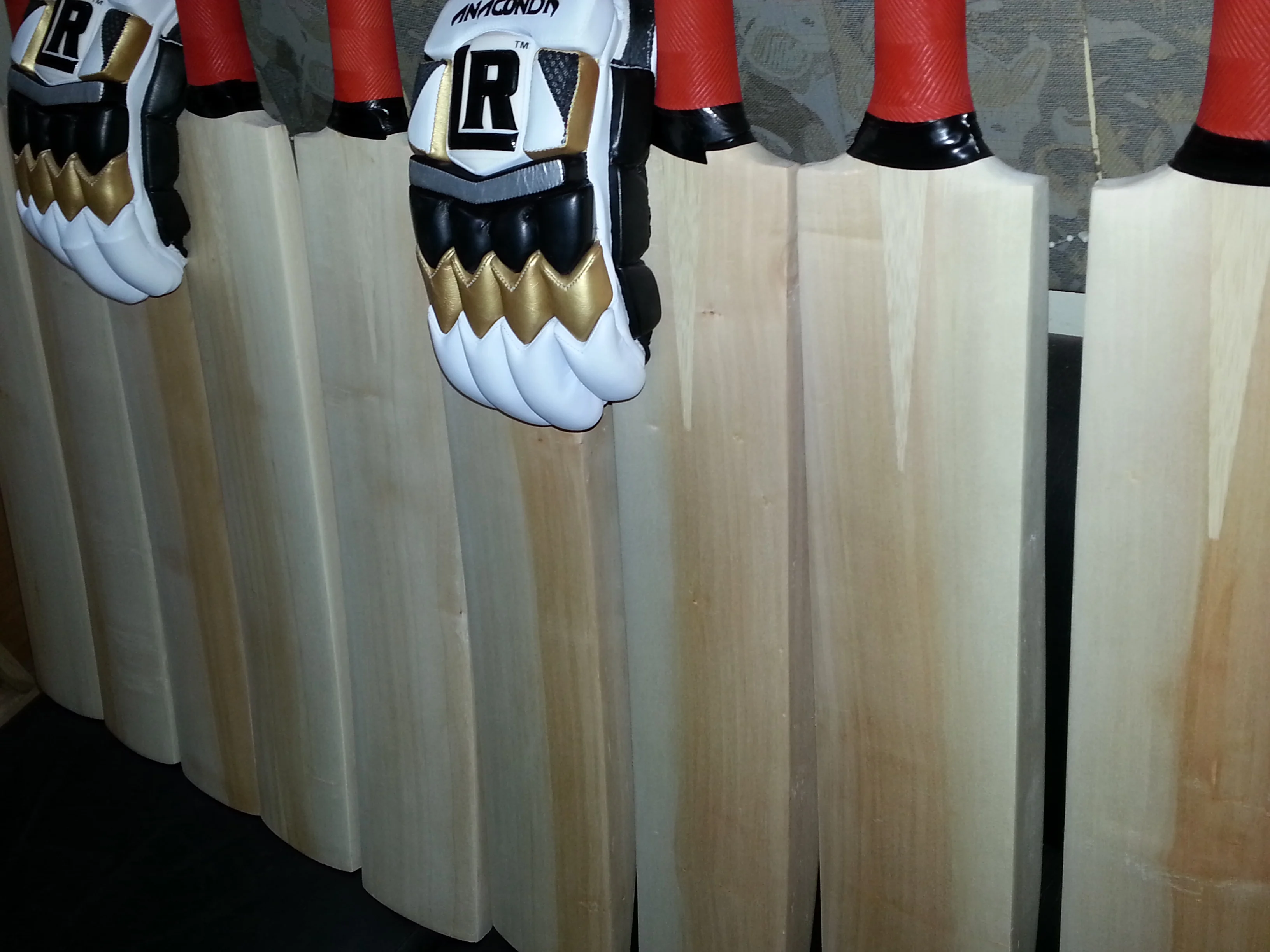 Plain English Willow Cricket Bats 2nd Grade Cricket Bats with Custom requirements High Performance Light Weight Cricket Bats A