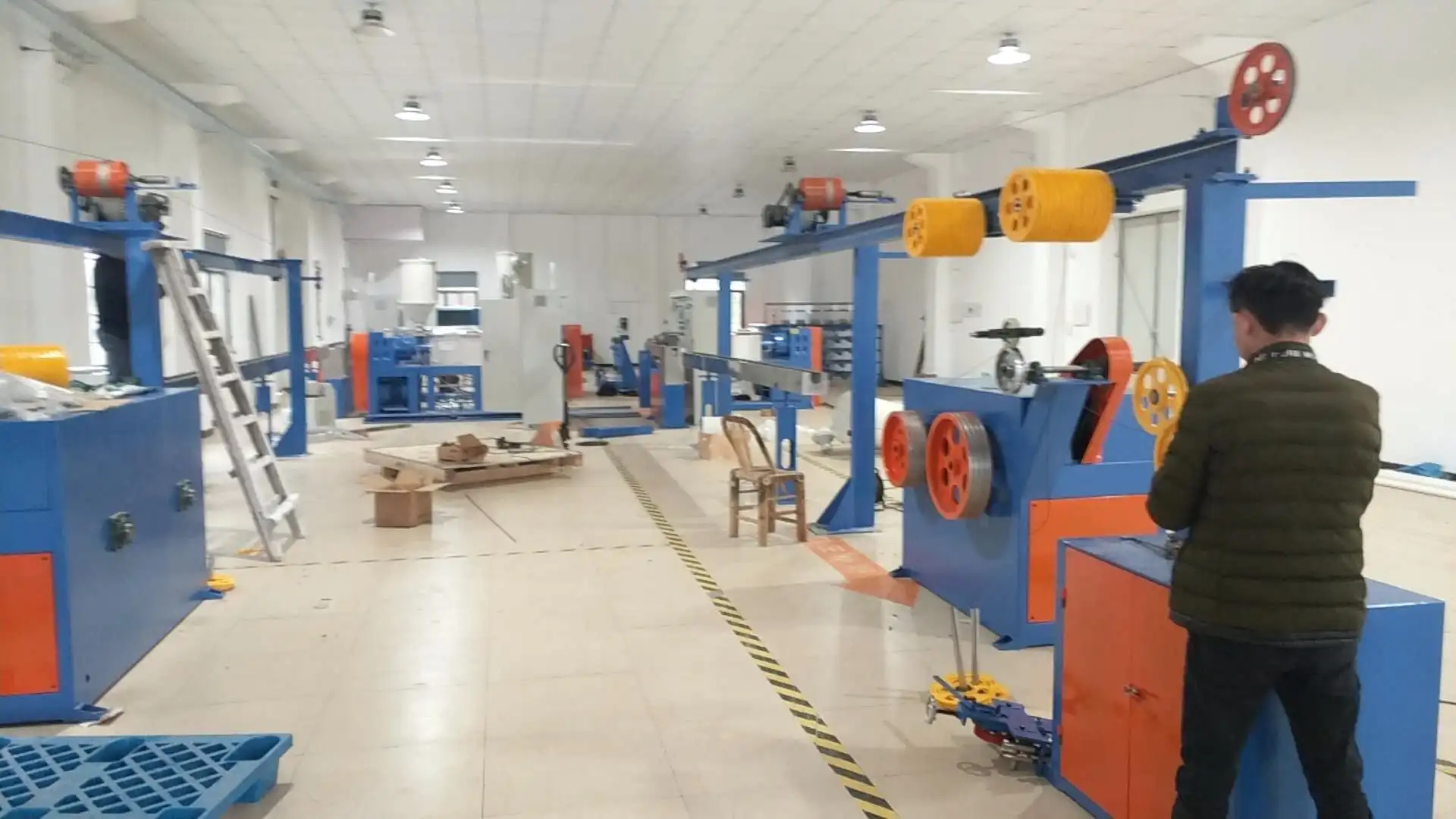 QIPANG double-wheel traction machine with cable making of the tool