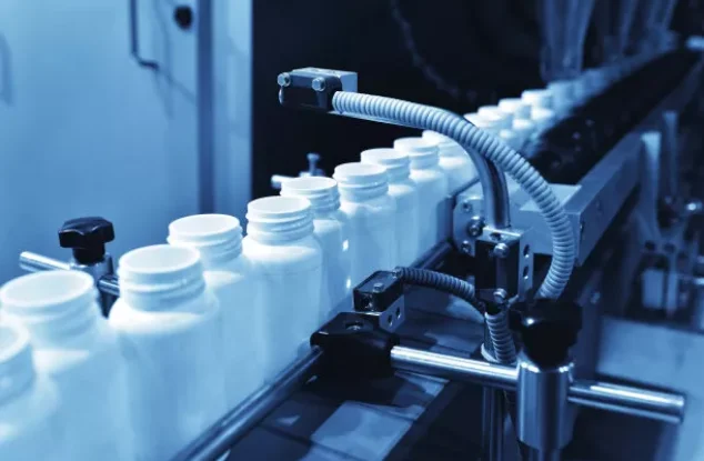 Lubricating oil and detergent automatic packaging production line