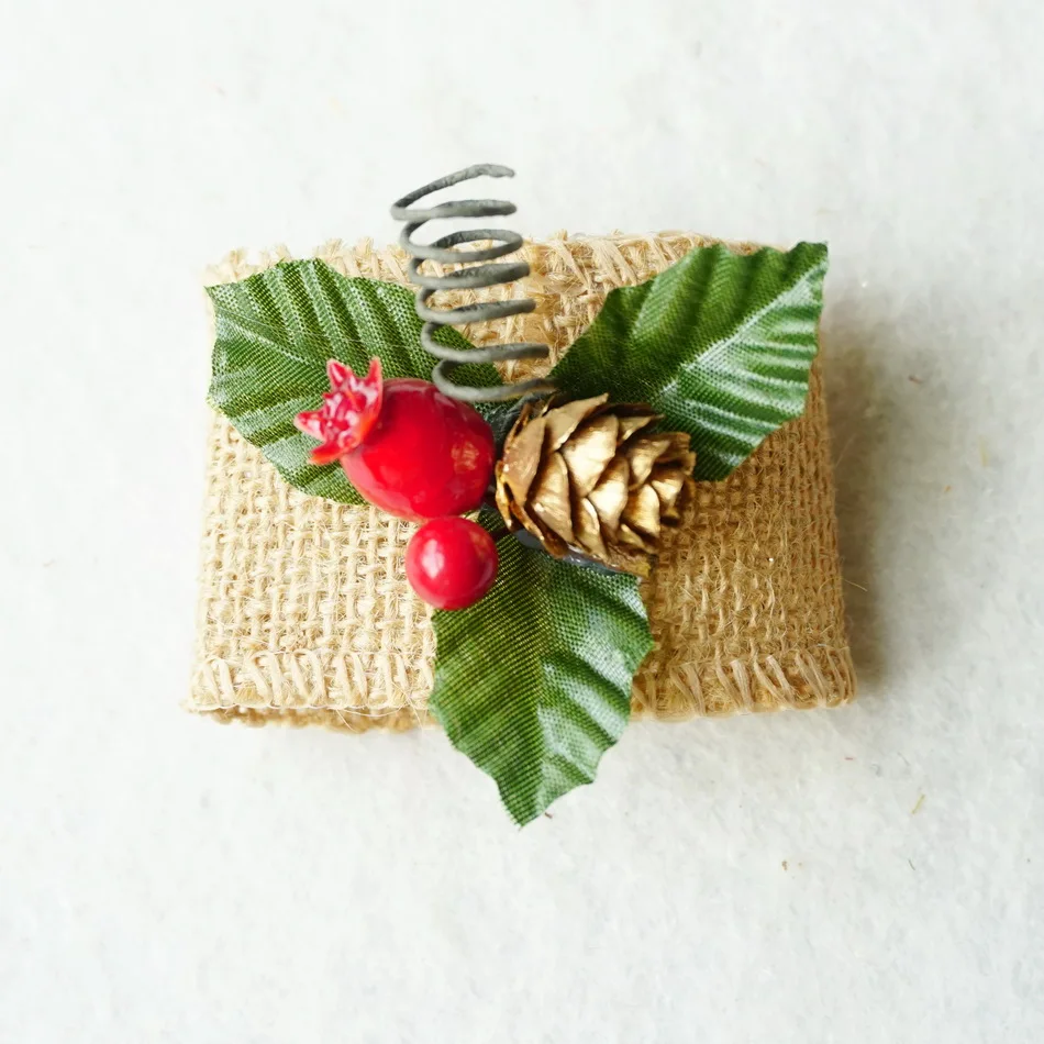
Handmade Linen Napkin Ring Craft Natural Pinecone Leaves And Red Berry For Christmas Dinner Party 