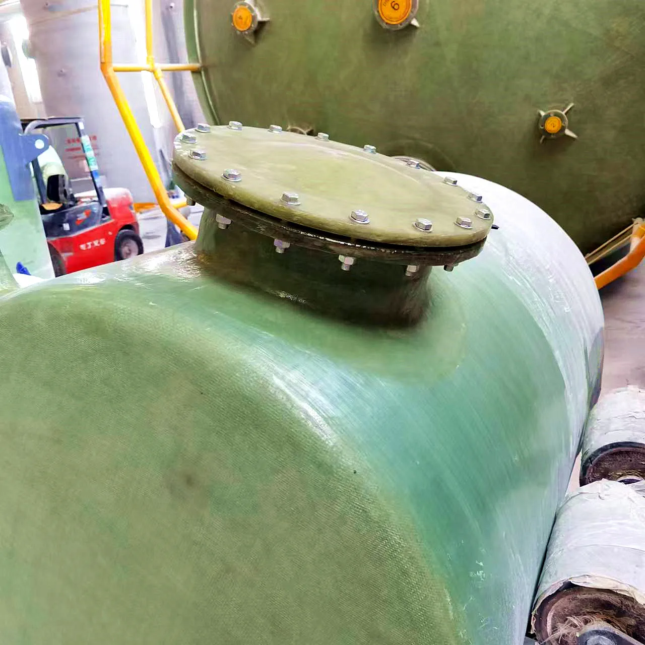 Fiberglass vertical storage tank production and customization of large fiberglass chemical tanks acid and alkali resistance