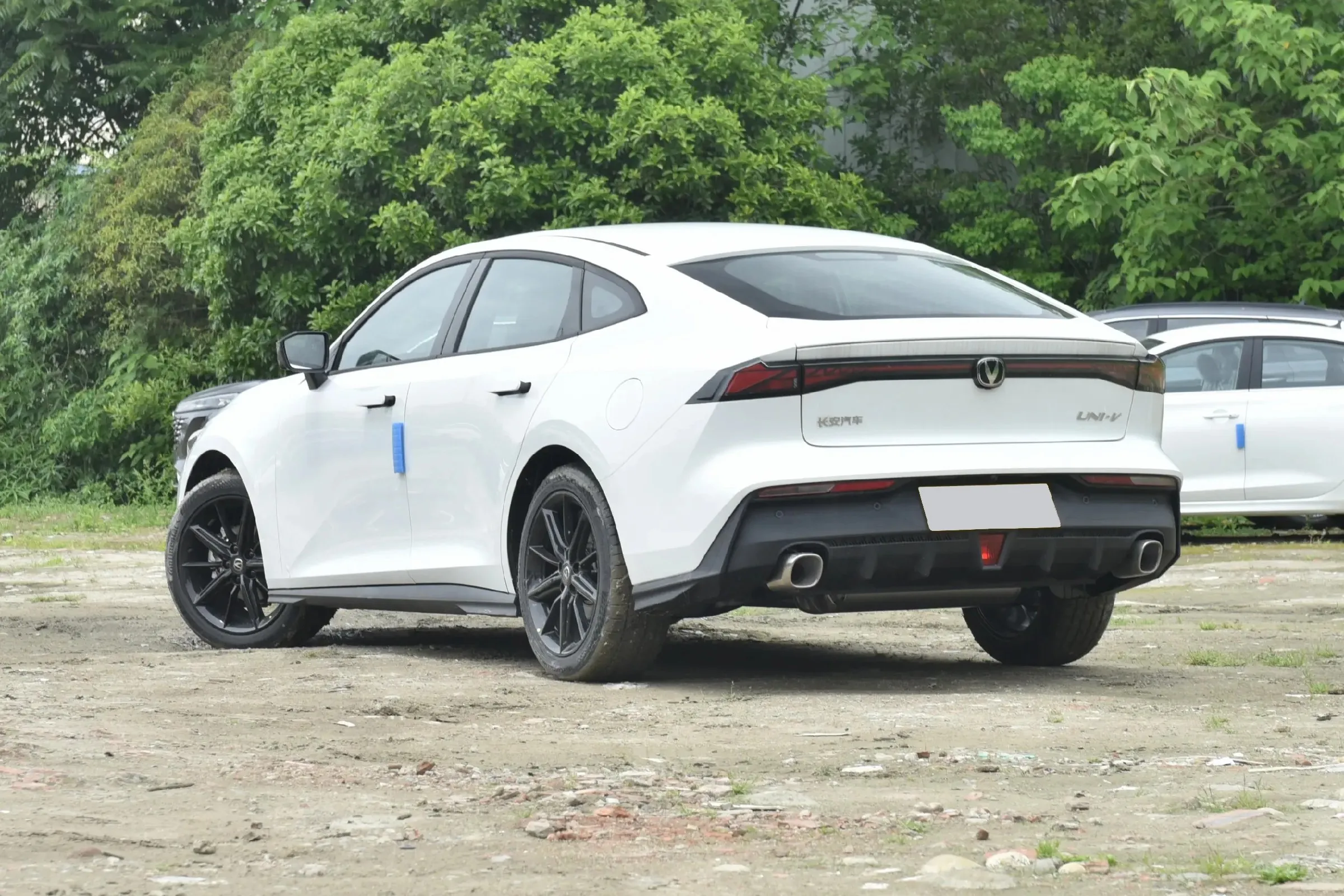 Changan Uni-v Заводская оптовая продажа лидер продаж бензиновый автомобиль 2024 Лидер Uni V 5-местный Унив бензин