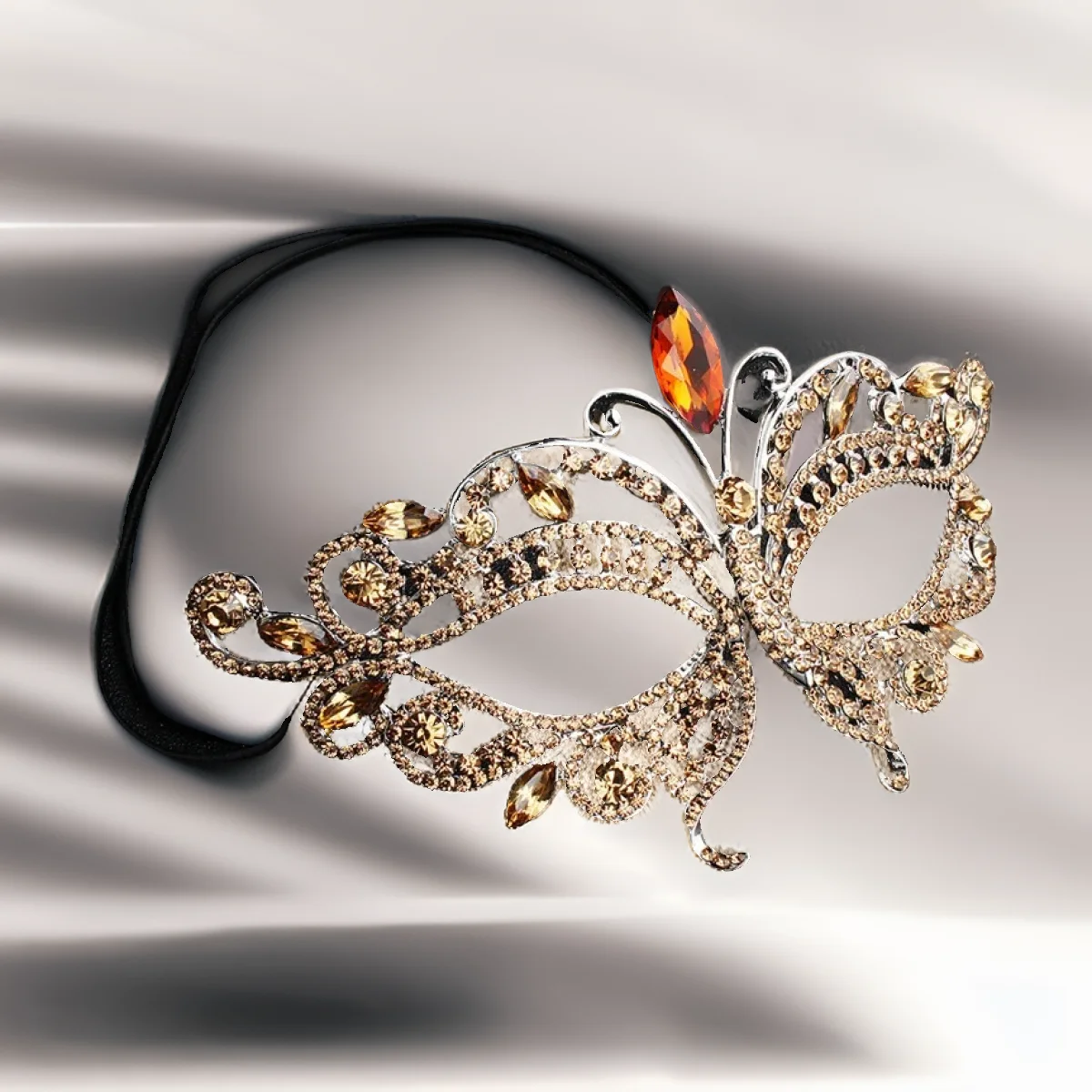 Женская маска с кисточками