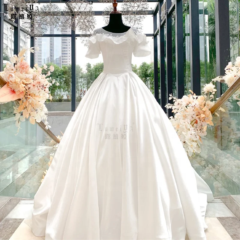 Luxury Wedding Dress Bridal Gown Embroidery Long Tail Satin Wedding Dress For Women Ruffle Short Sleeve Princess Wedding Dress
