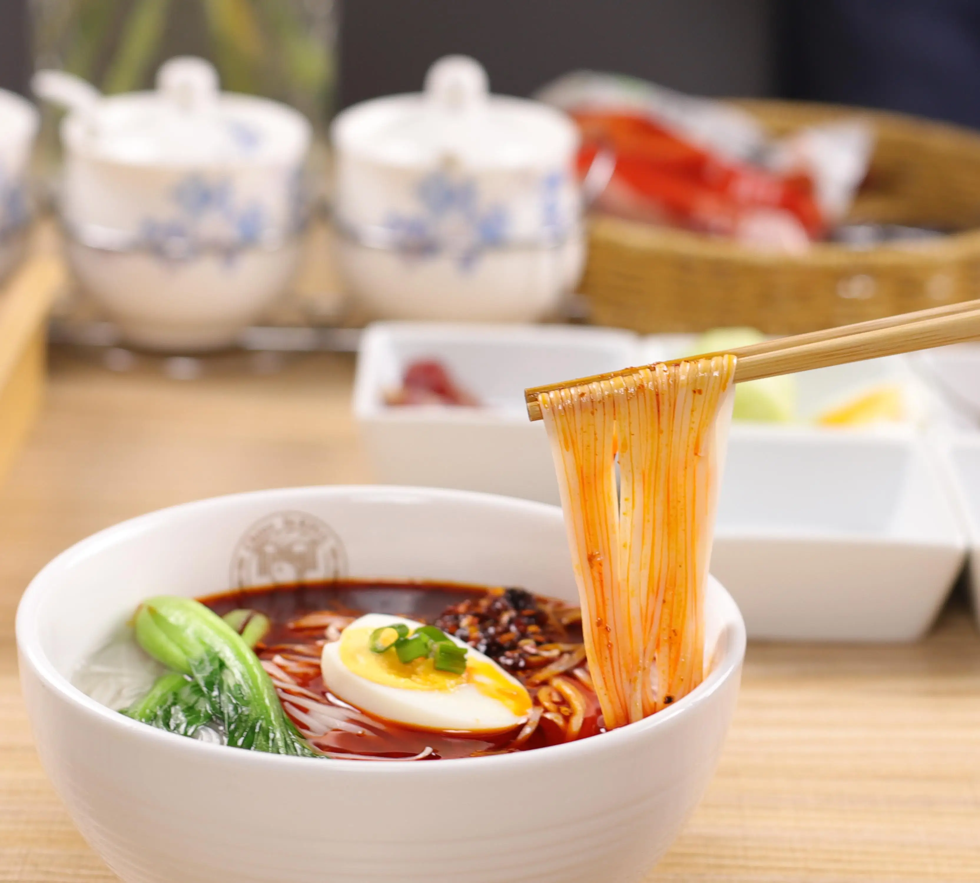 Лапша ручной работы с острой красной подливой и кислым соусом, Вегетарианская пища в фирменной упаковке