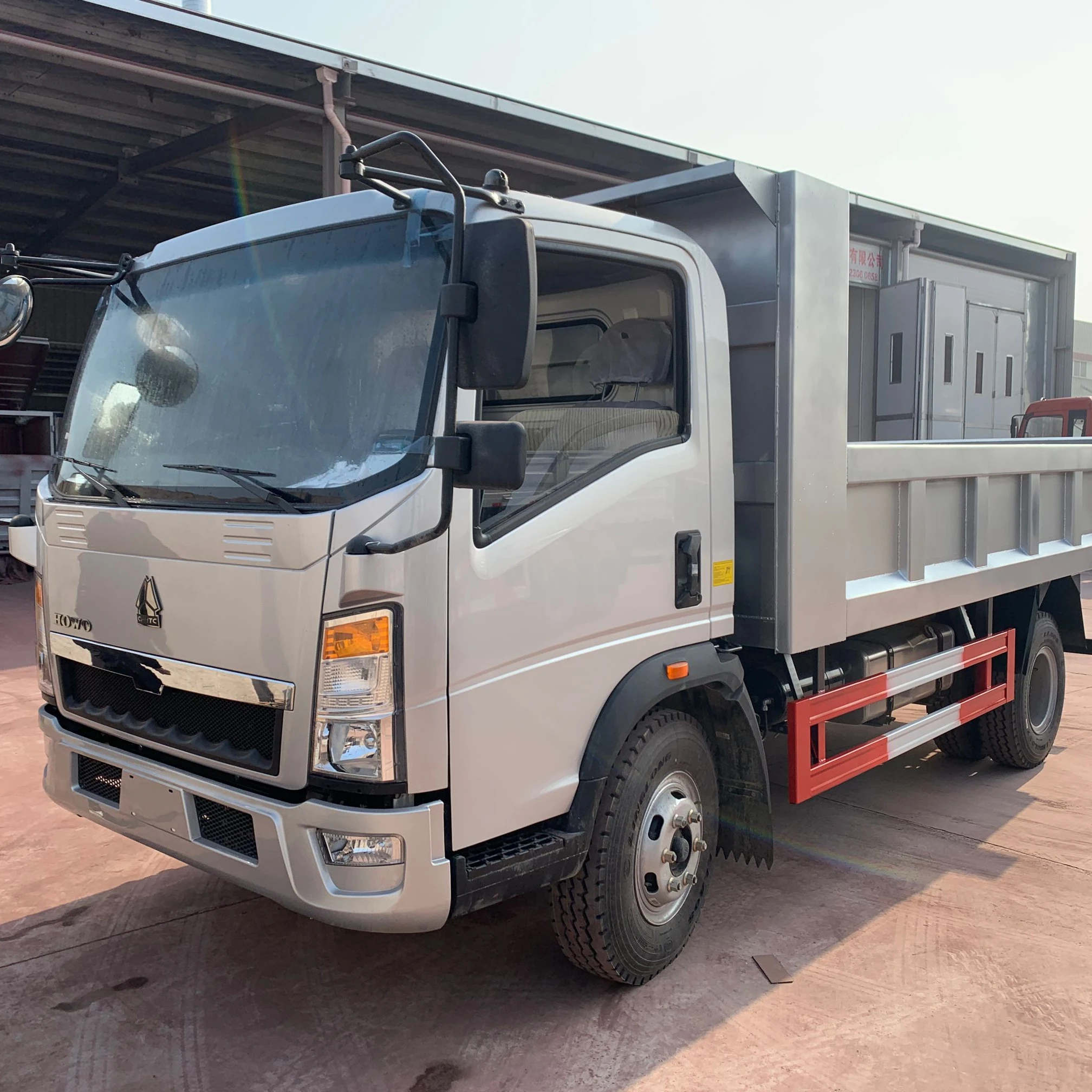 Sinotruck Dump 8X4 6X4  6X6 25 30 50 Toneladas Tipper With Tractor Head 12 10 Wheels Dump Truck Camion De La Basura