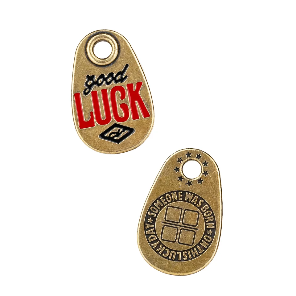 Брелок с металлическим логотипом