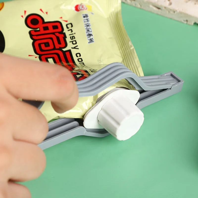 Discharge nozzle plastic snack bag clip food grade bag sealing device food preservation sealing clip