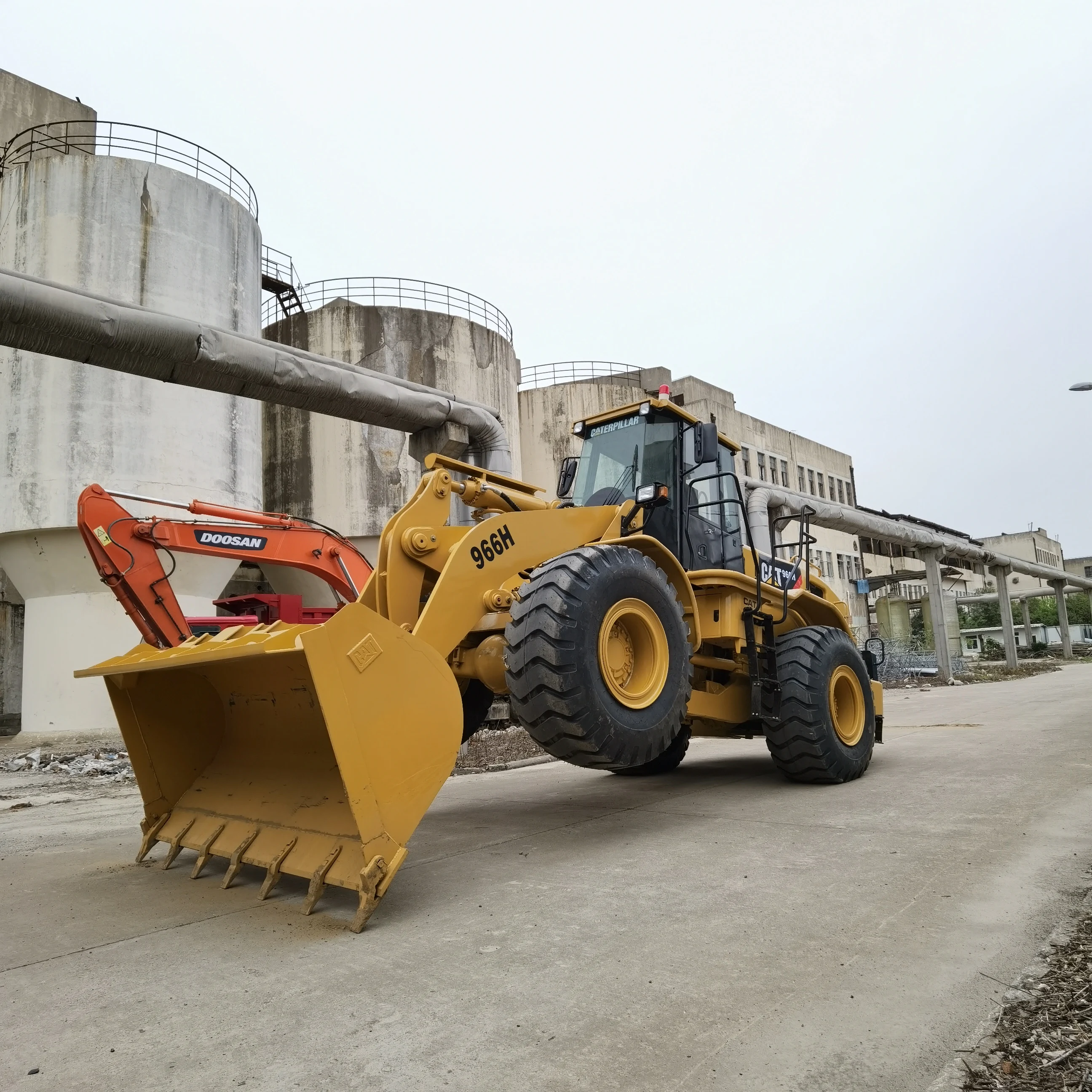 Колесный погрузчик Caterpillar 966H известный всемирно бренд Япония б/у CAT 966K 980G