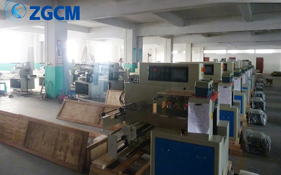 Automatic feeding chocolate candy packing machine Automatic horizontal pillow tray feeding packaging machine