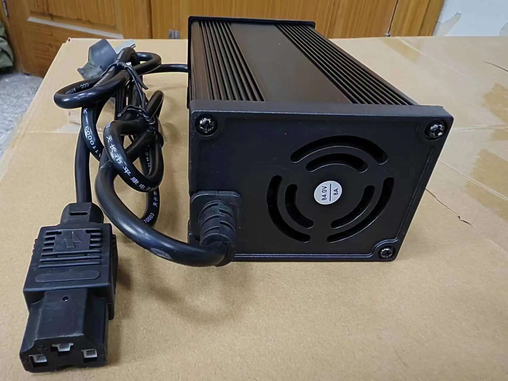 High Quality 12V 24V 8A 10A Aluminium Case Lifepo4 Battery Charger with LED Charging Percentage Display