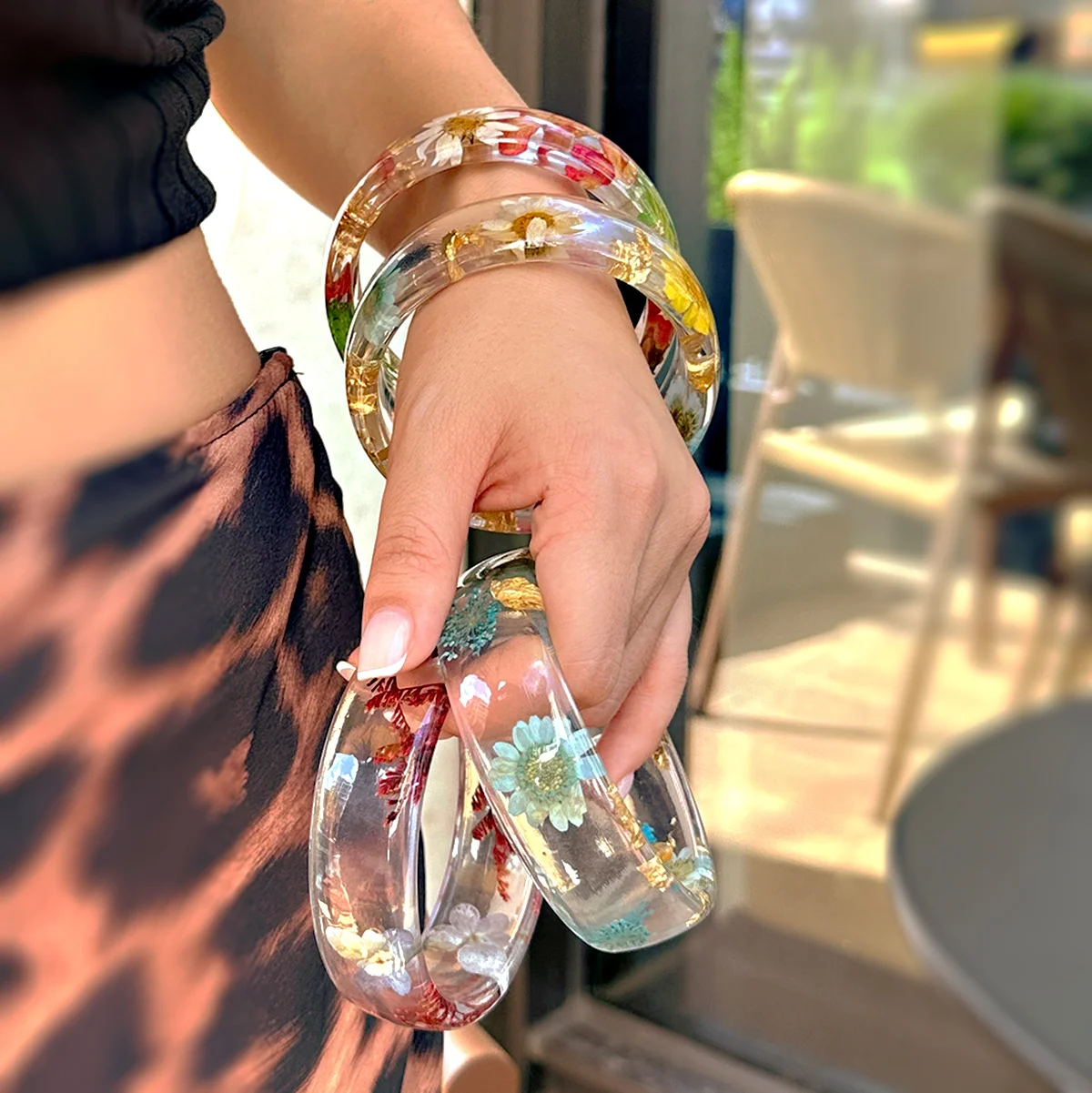 2025 Popular Leisure Resin Bangle Bohemian Colorful Romantic Dry Flower Transparent Wide Acrylic Bracelet for Women