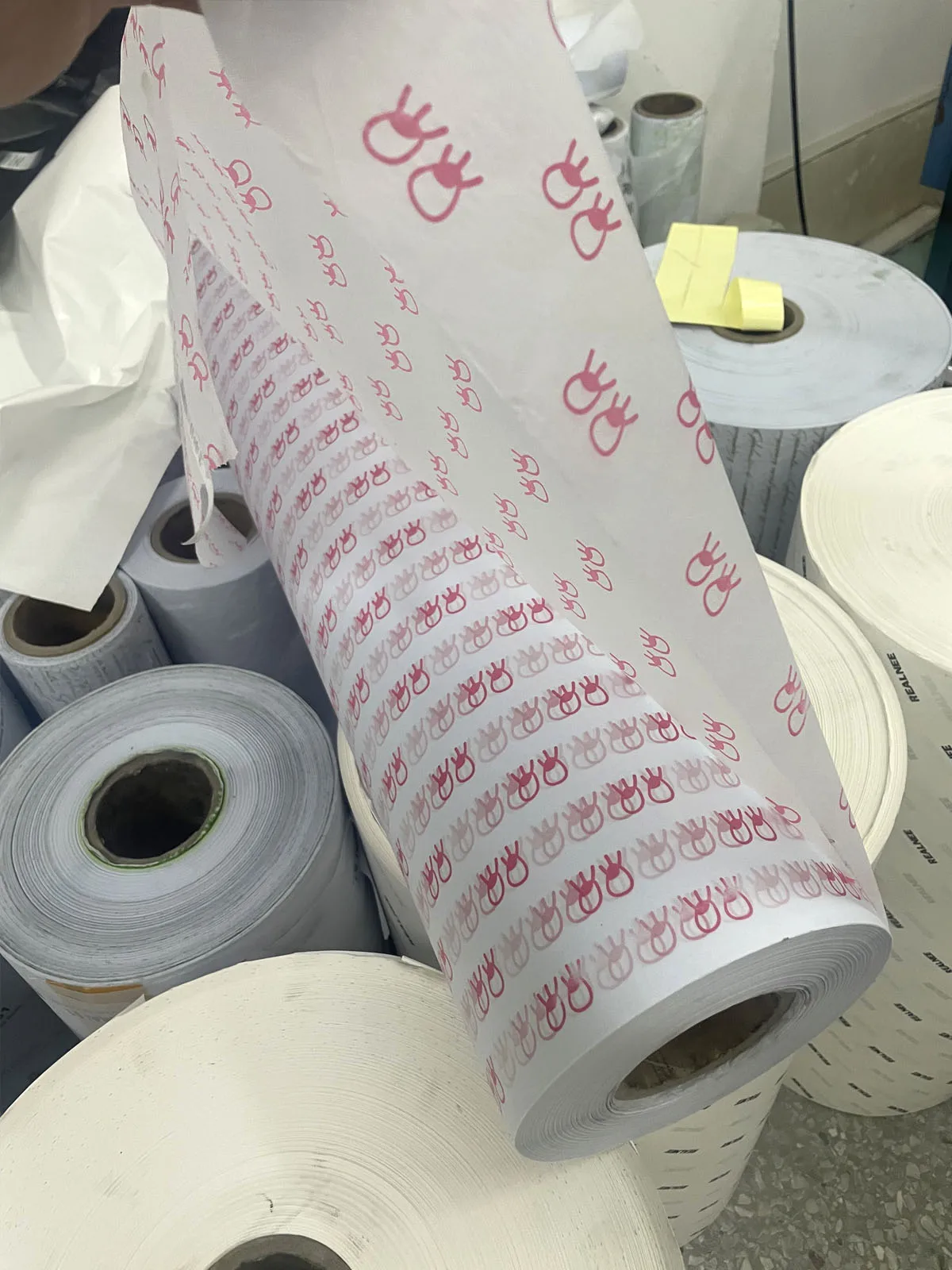 Recycled 30gsm Red Rapping Tissue Paper Christmas Wrapping Paper For Gift