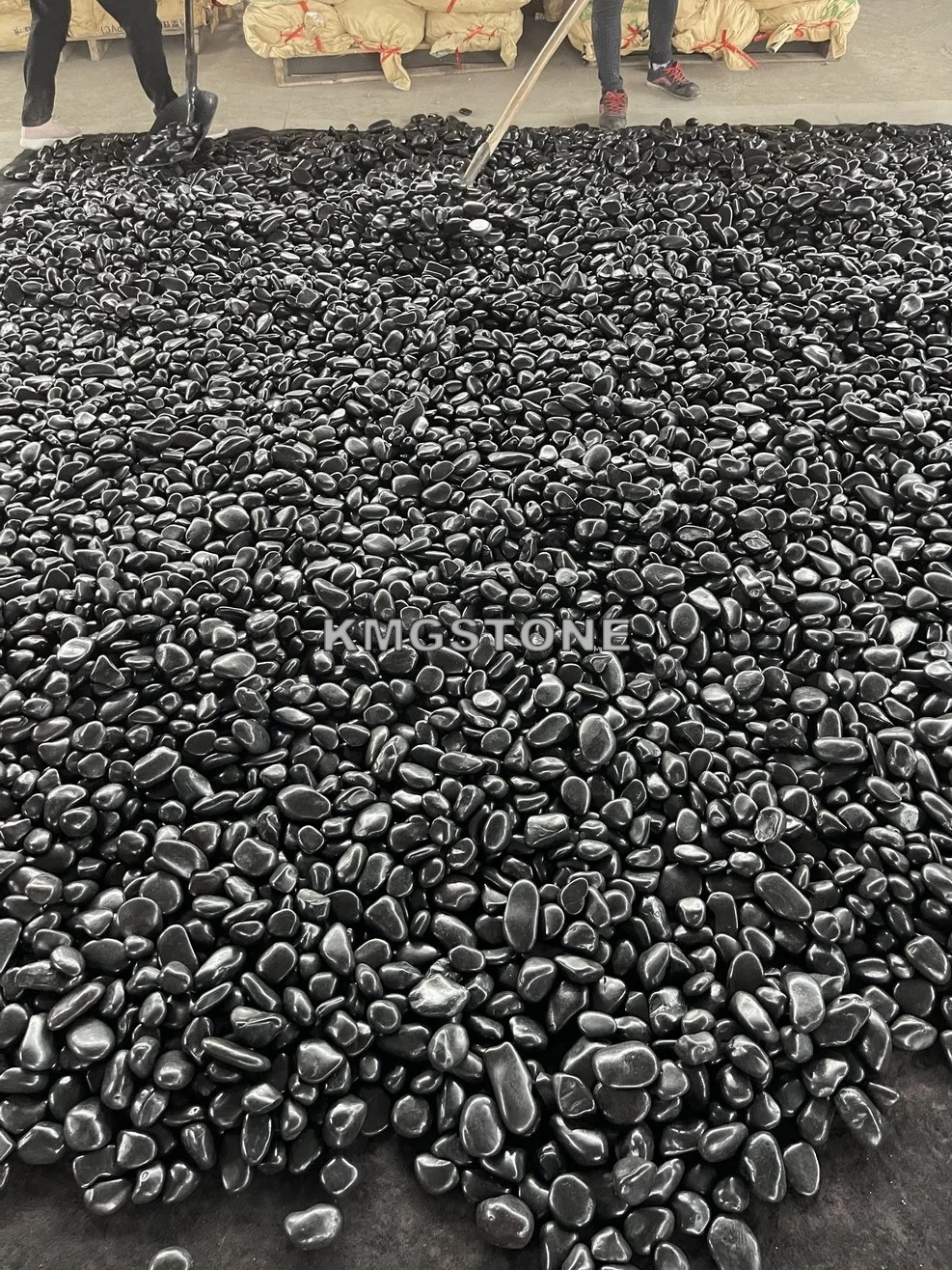 China Natural High-Polished River Stone Black Cobbles & Pebbles for Landscaping