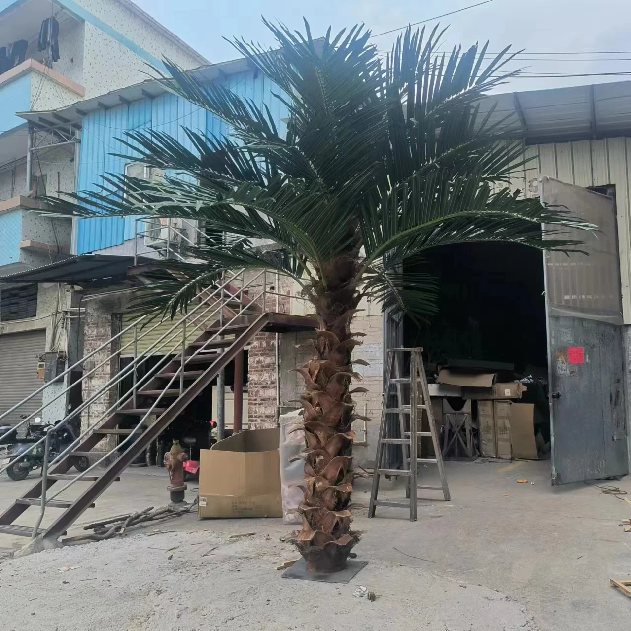 21-Leave Indoor/Outdoor Decorative Artificial Coconut Palm Tree 4M Fiberglass with Plastic Leaves for Wedding Decor
