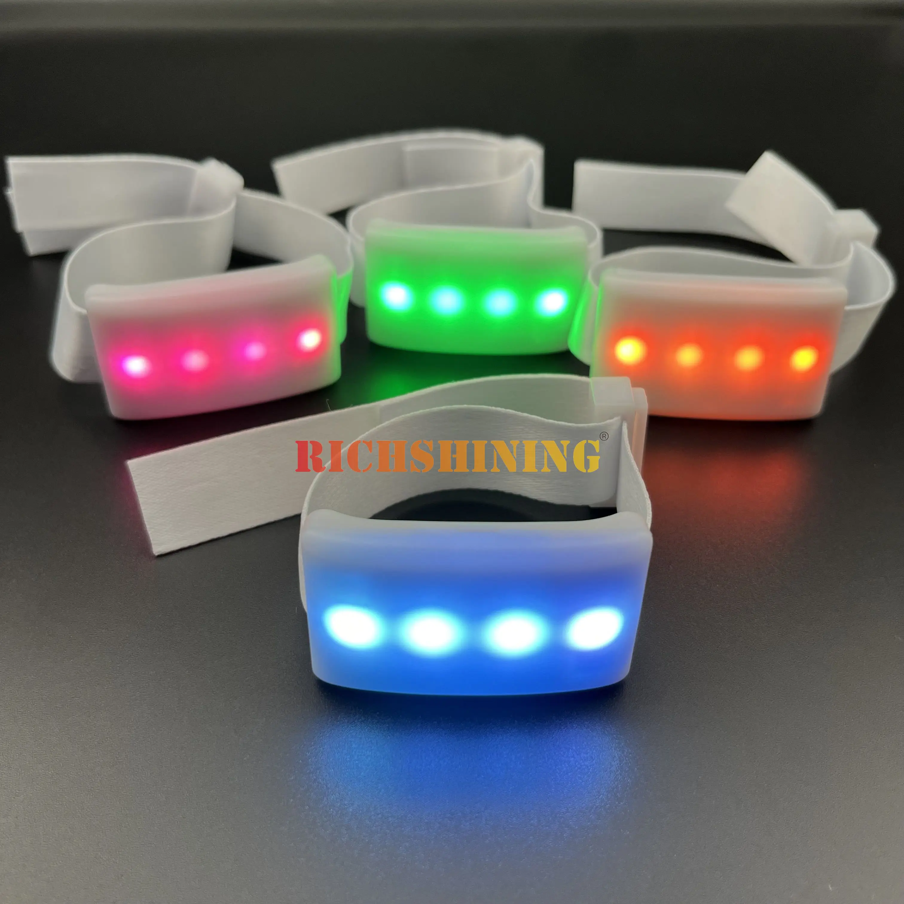 Высококачественный 4-светодиодный браслет с регулируемым ремешком на запястье и пультом дистанционного управления для рекламных вечеринок