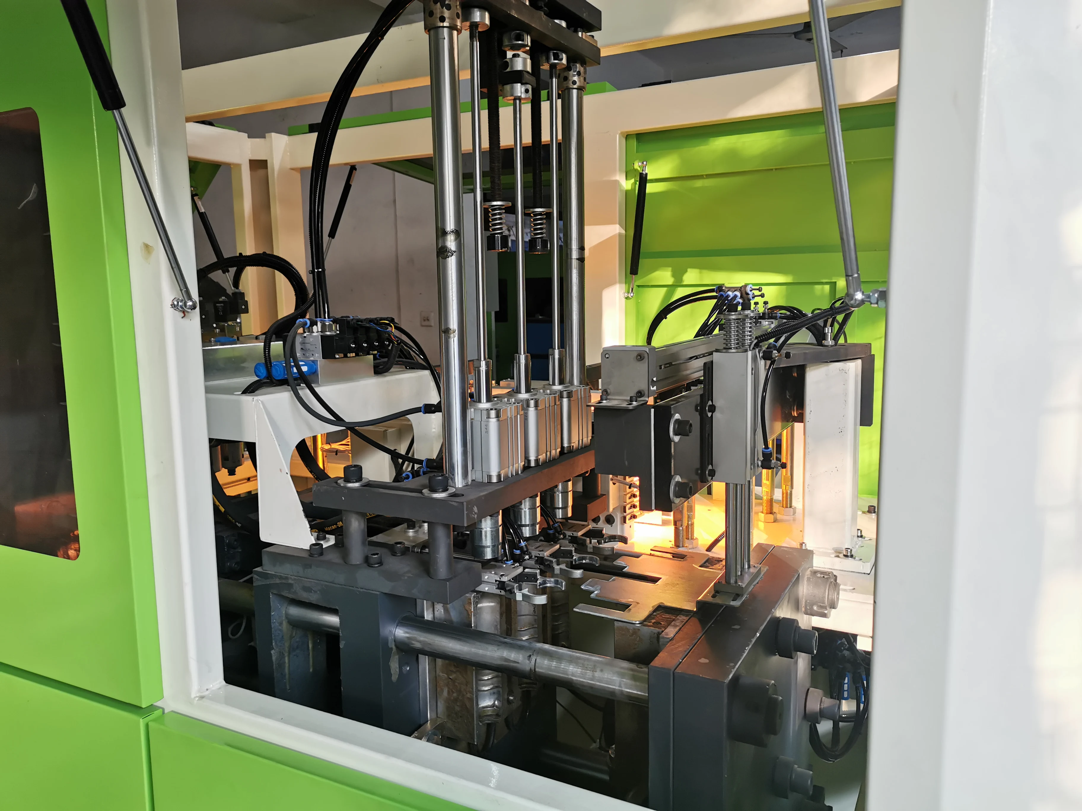 Plastic Bottle Blow Moulding Machine 3 Cavity Blower